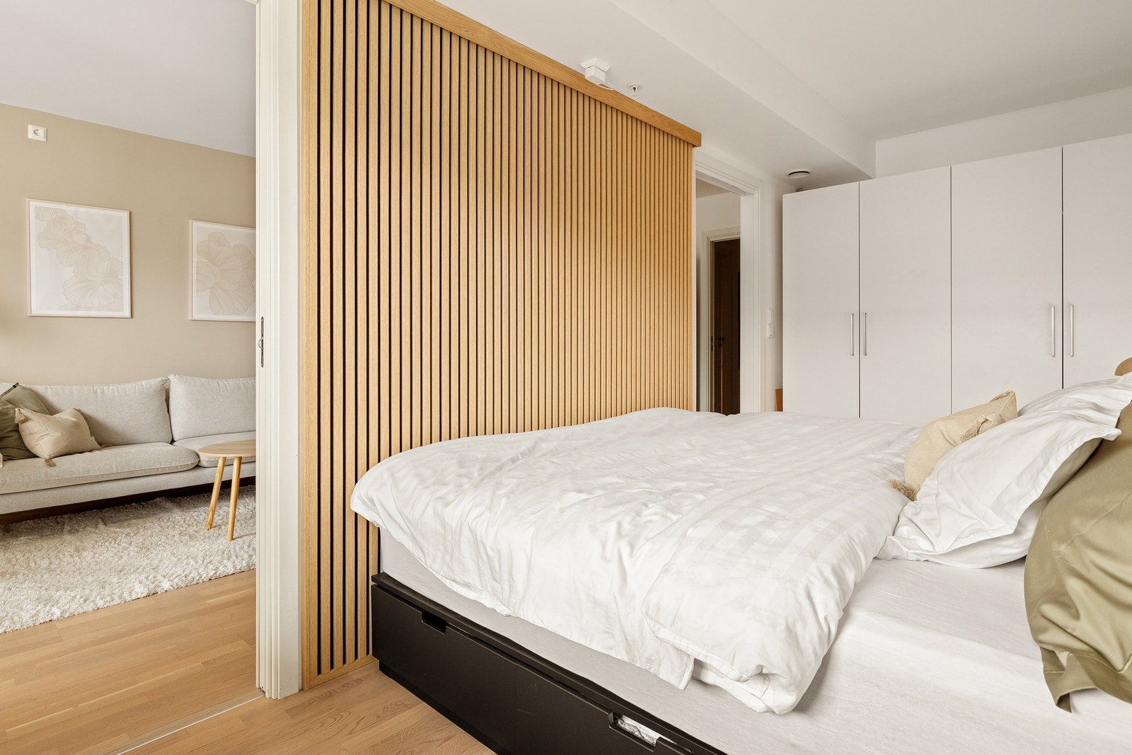 Garderobeskapet som står på soverommet i dag medfølger handelen. Galleribilde