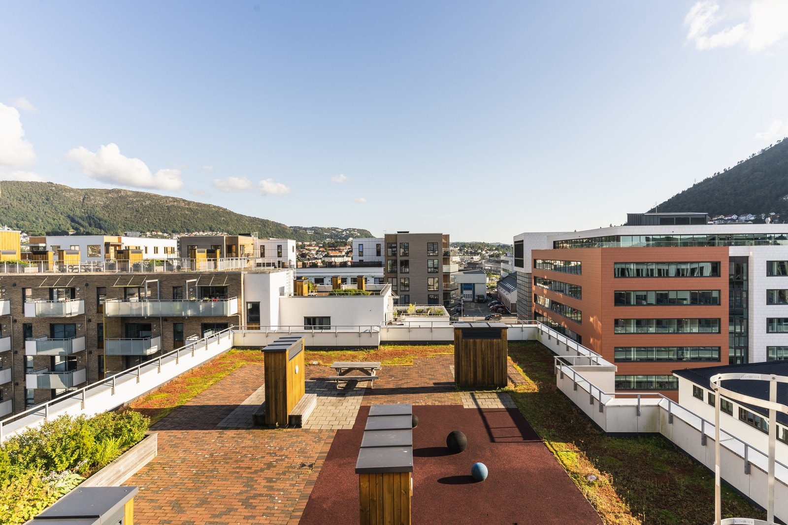 Det er takterrasser på toppen av både nr. 17 og nr. 19. Galleribilde