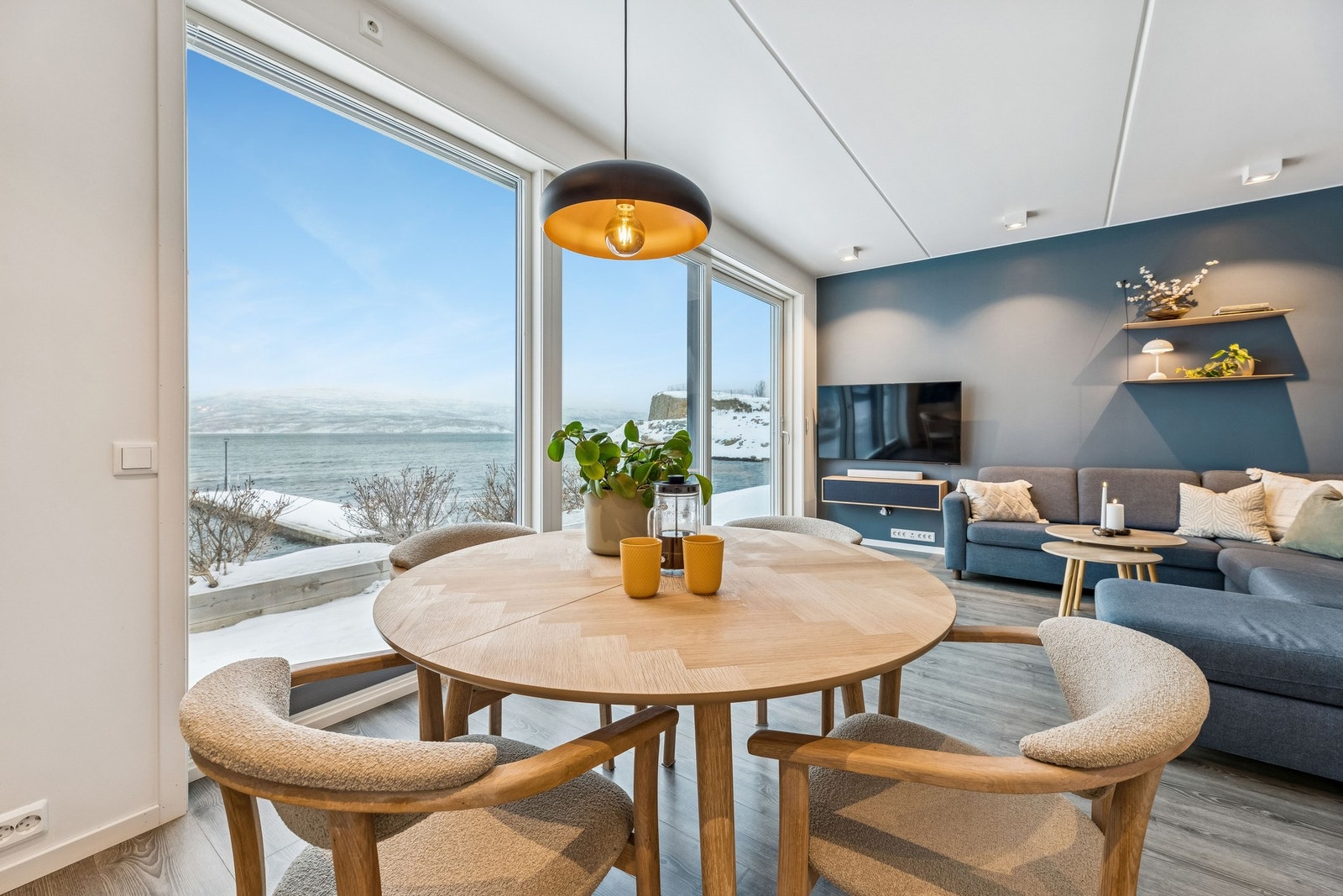 Her kan man nyte utsikten om man sitter til bords eller slapper av i sofaen Galleribilde