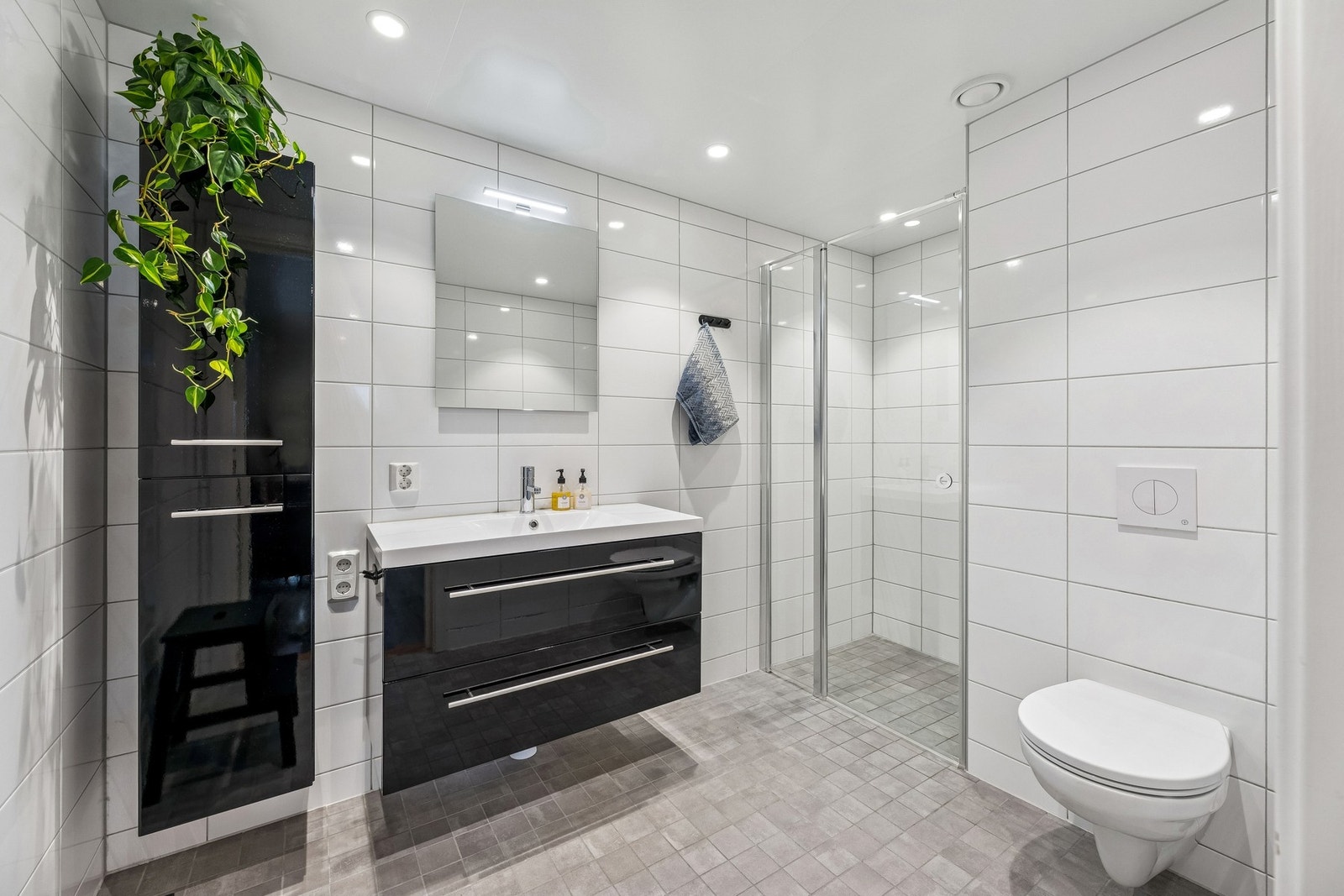 Pent, flislagt bad Galleribilde