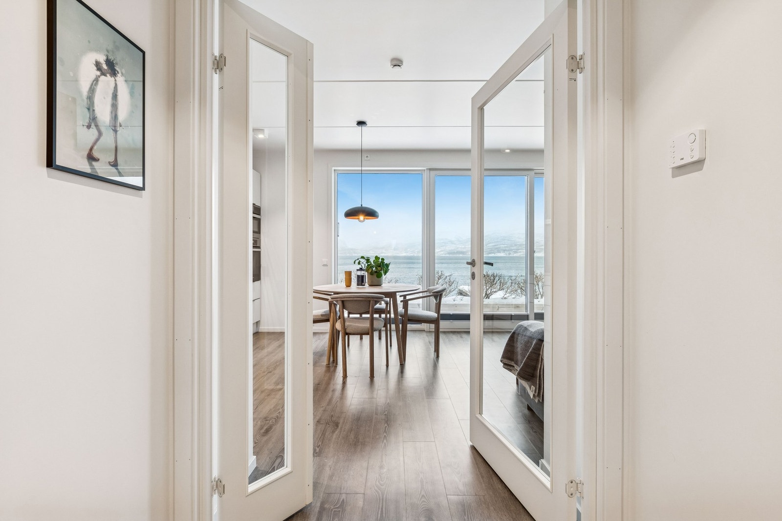 Dobbeldør mot stue/kjøkken fra entrè Galleribilde