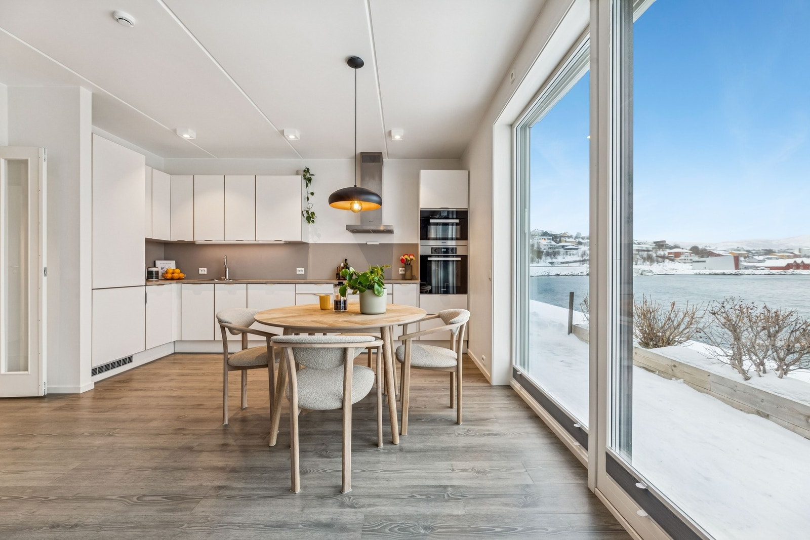 Plass til spisegruppe ved kjøkkenet Galleribilde