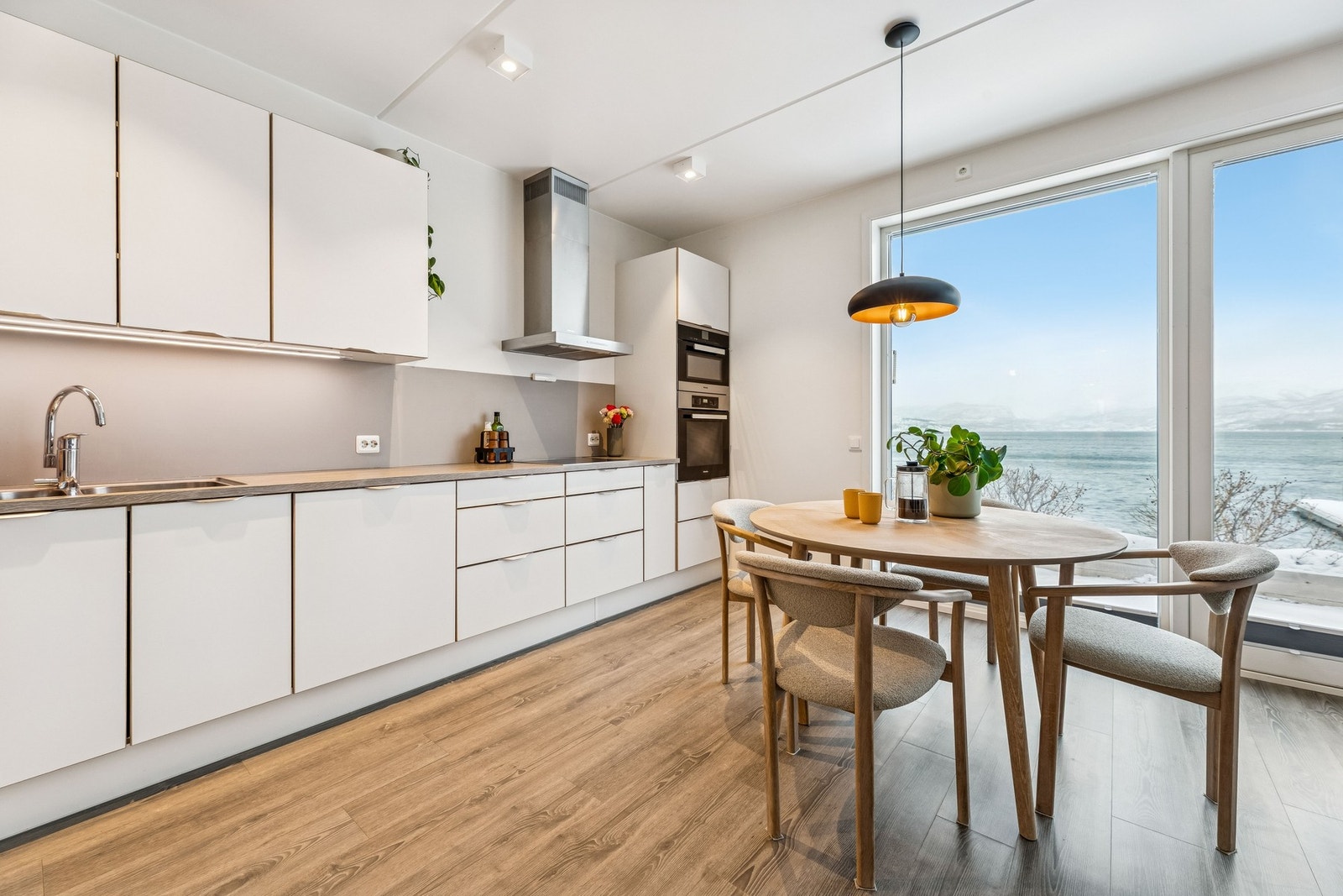 Kjøkkenet er praktisk innredet og har integrerte hvitevarer Galleribilde