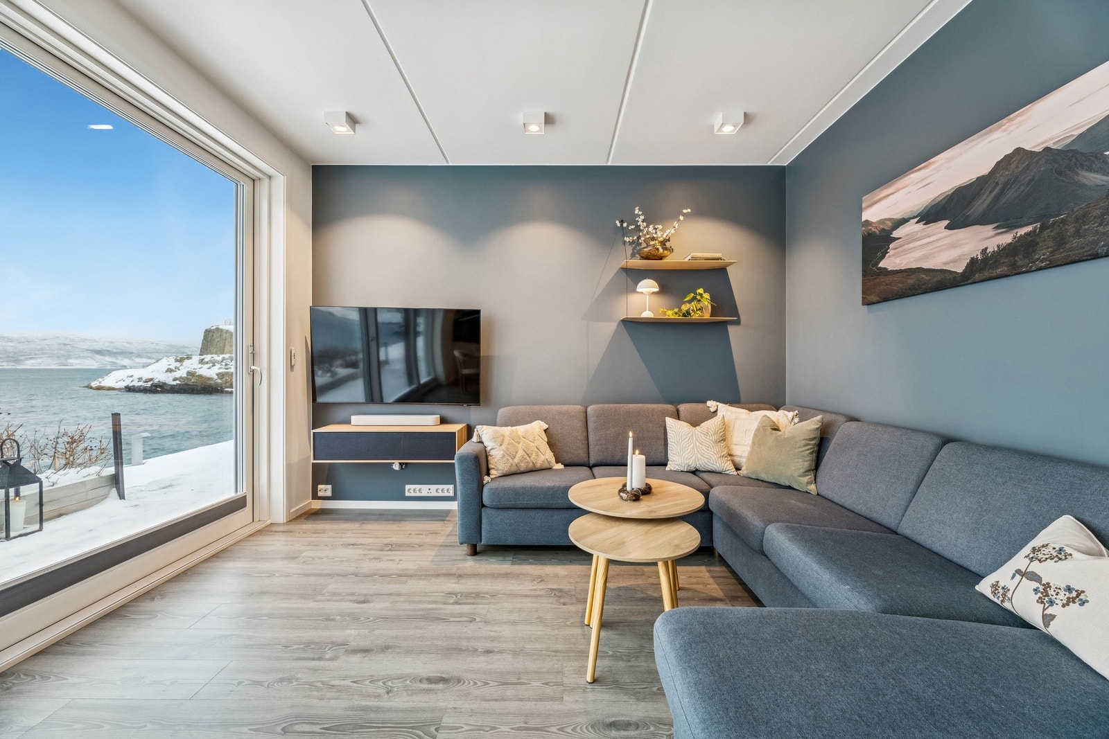 Fra stuen kan man nyte vakre solnedganger, uværsdager og se nisen som jakter Galleribilde