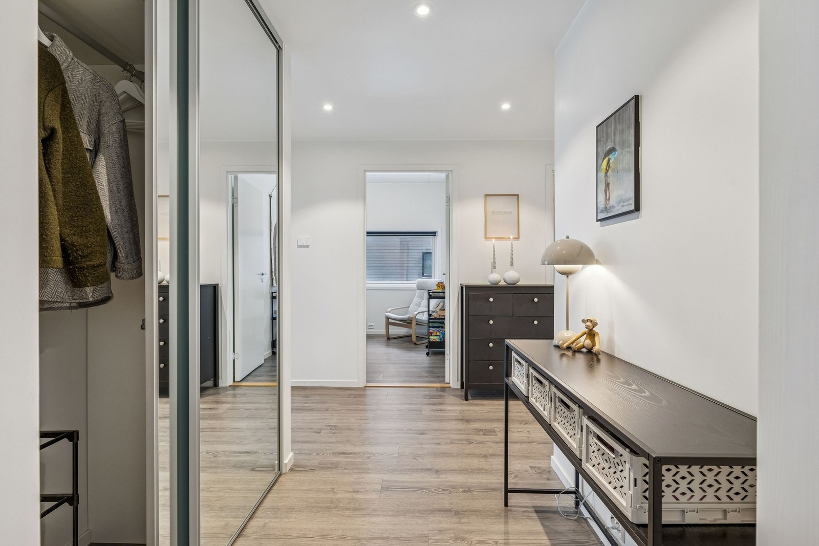 Entrèen har skyvedørsgarderobe for oppbevaring, samt plass for ytterligere møblement Galleribilde