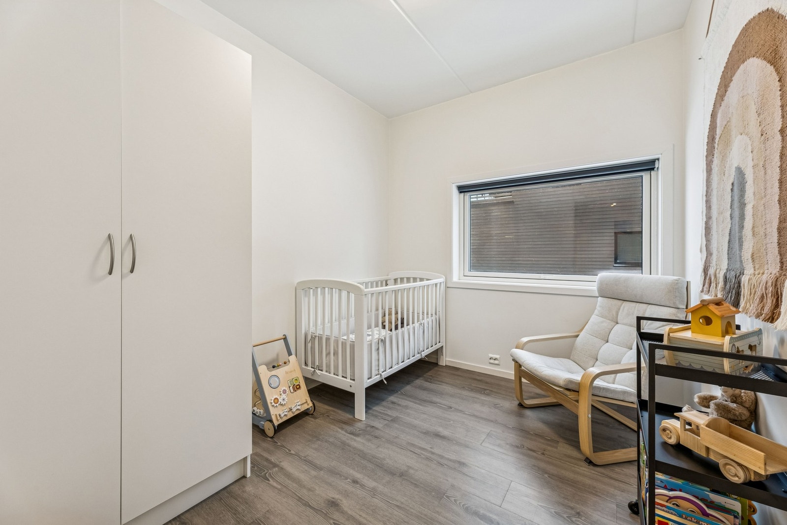 Soverom 2 med garderobeskap Galleribilde