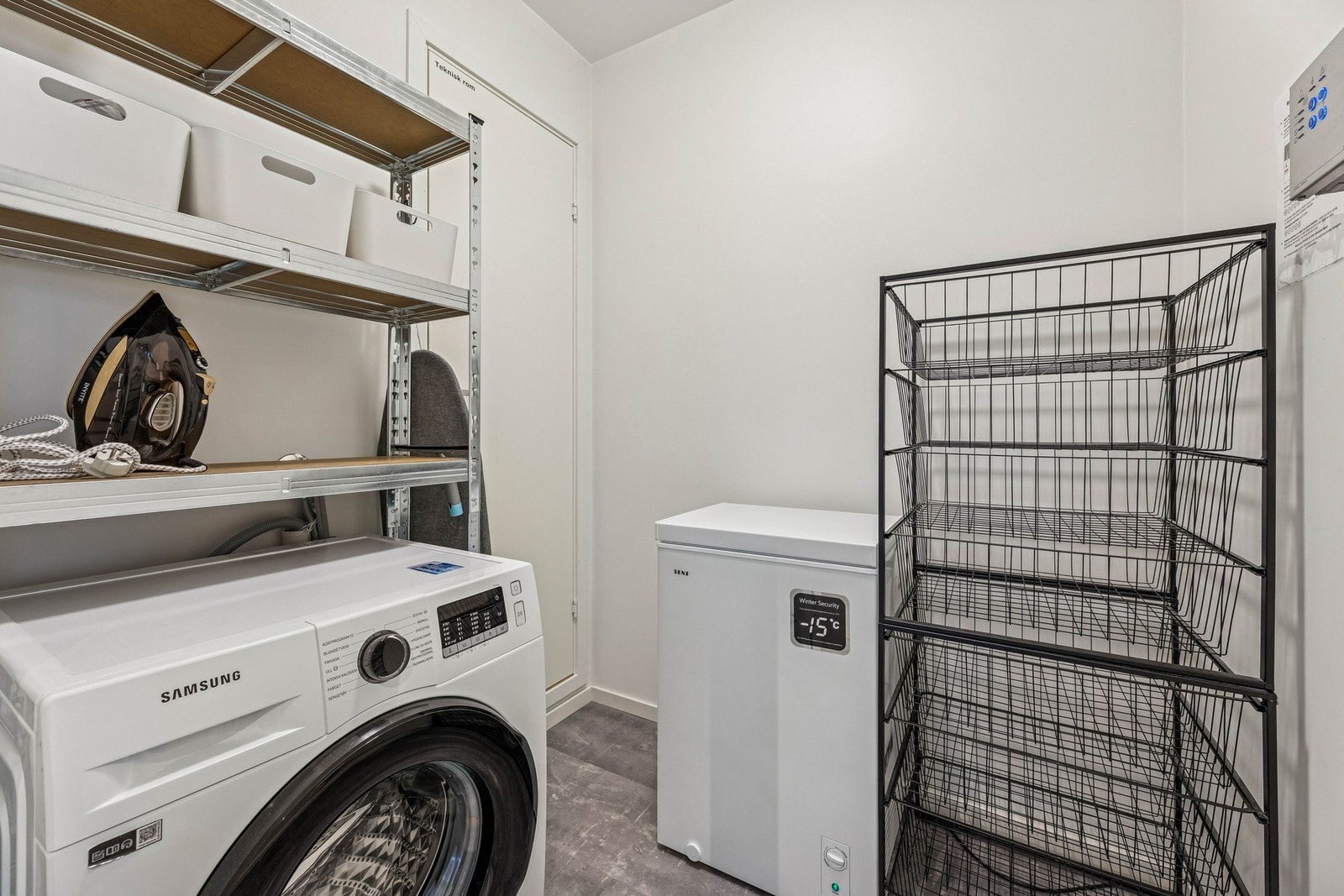 Teknisk rom med opplegg for vaskemaskin Galleribilde