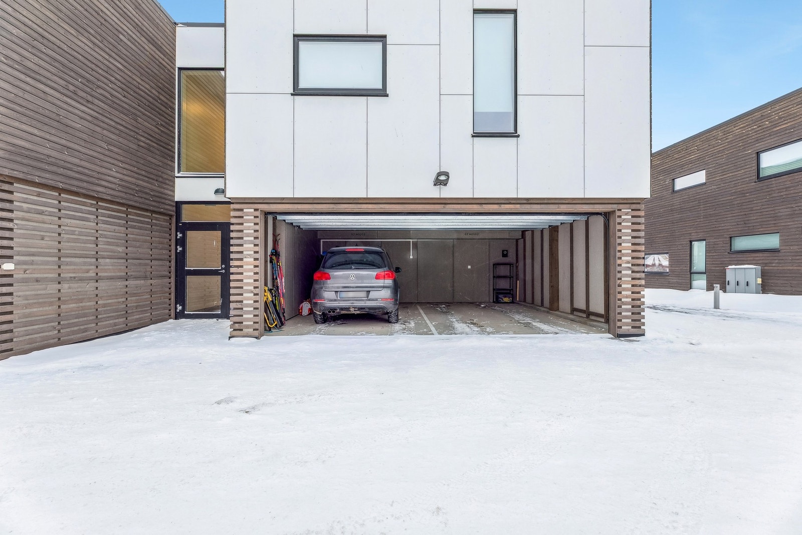 Det medfølger 1 garasjeplass like utenfor ytterdøren. Galleribilde