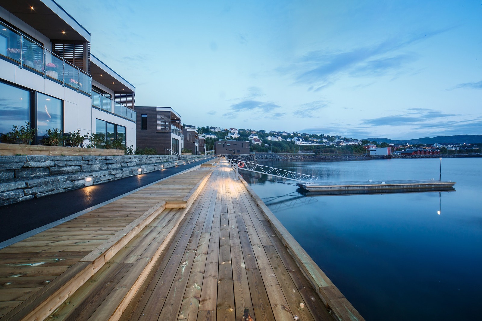 Man kan ta seg et duggfriskt morgenbad eller forsøke å få napp fra brygga Galleribilde