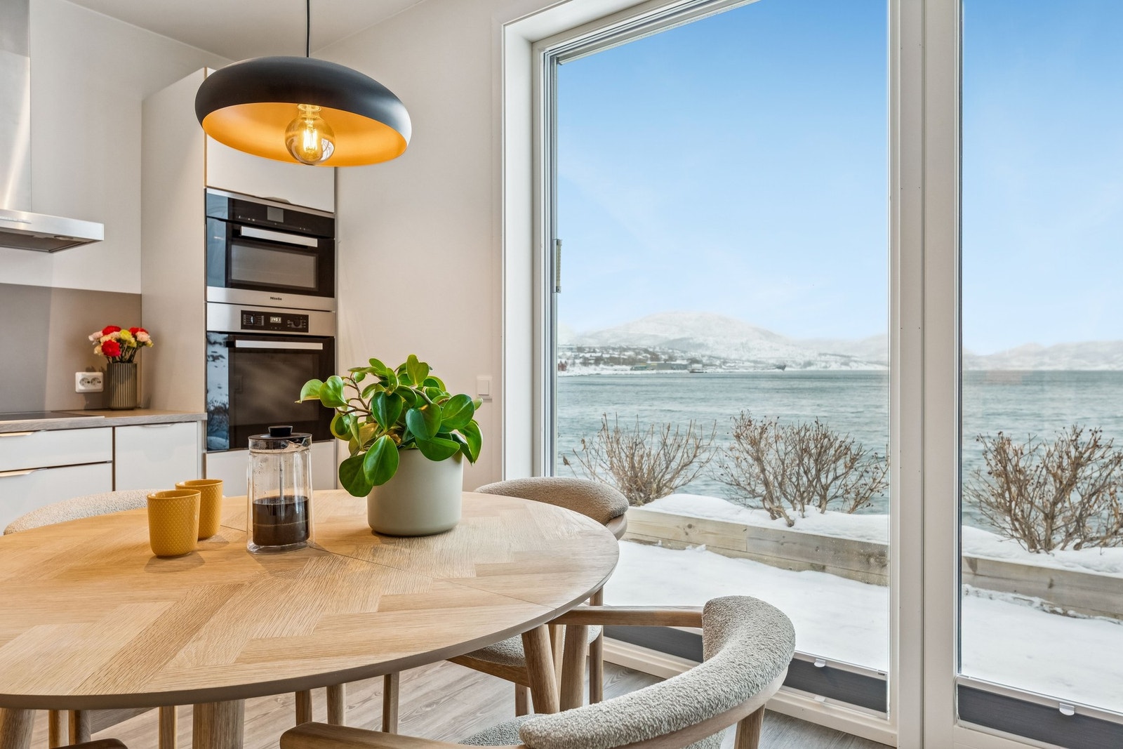 Bossekopfjæra 7 - fantastisk flott leilighet i 1. etasje beliggende rett ved sjøen Galleribilde