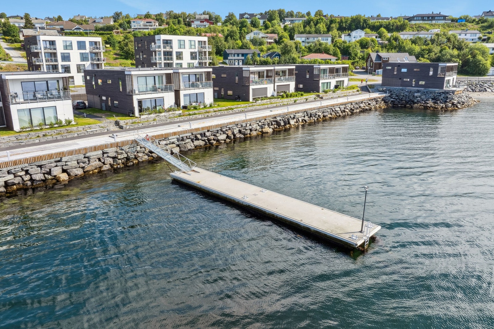 Med sjøen som nærmeste nabo - det er brygge og kai på eiendommen Galleribilde