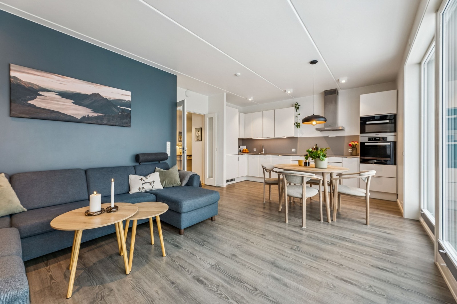 Leiligheten er moderne og har fine nordiske fargevalg Galleribilde
