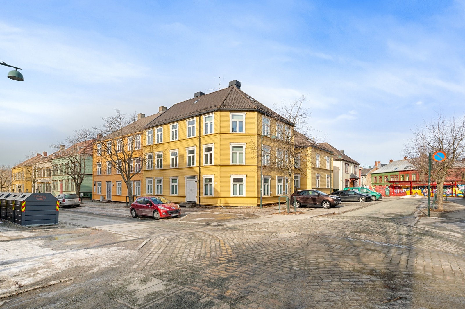 Leiligheten ligger i en klassisk bygård med sentral beliggenhet og kort vei til byens fasiliteter. Galleribilde