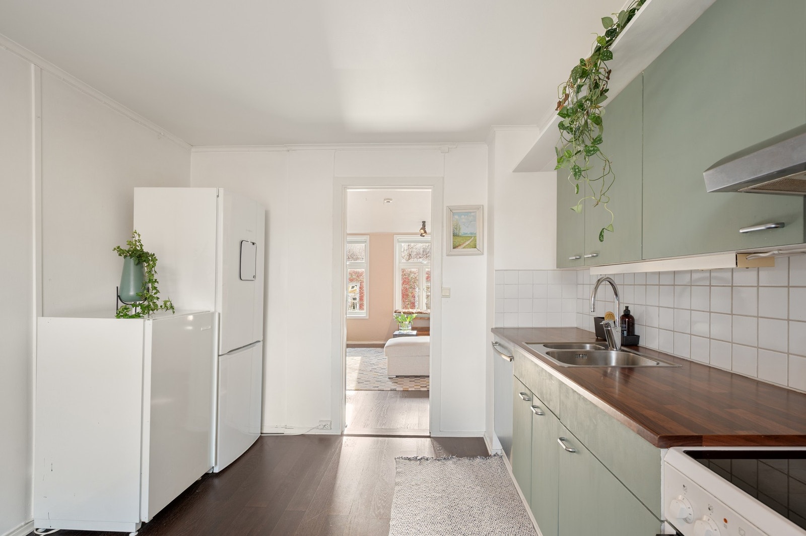 Kjøkkenet har en praktisk planløsning med god plass til matlaging og oppbevaring. Galleribilde