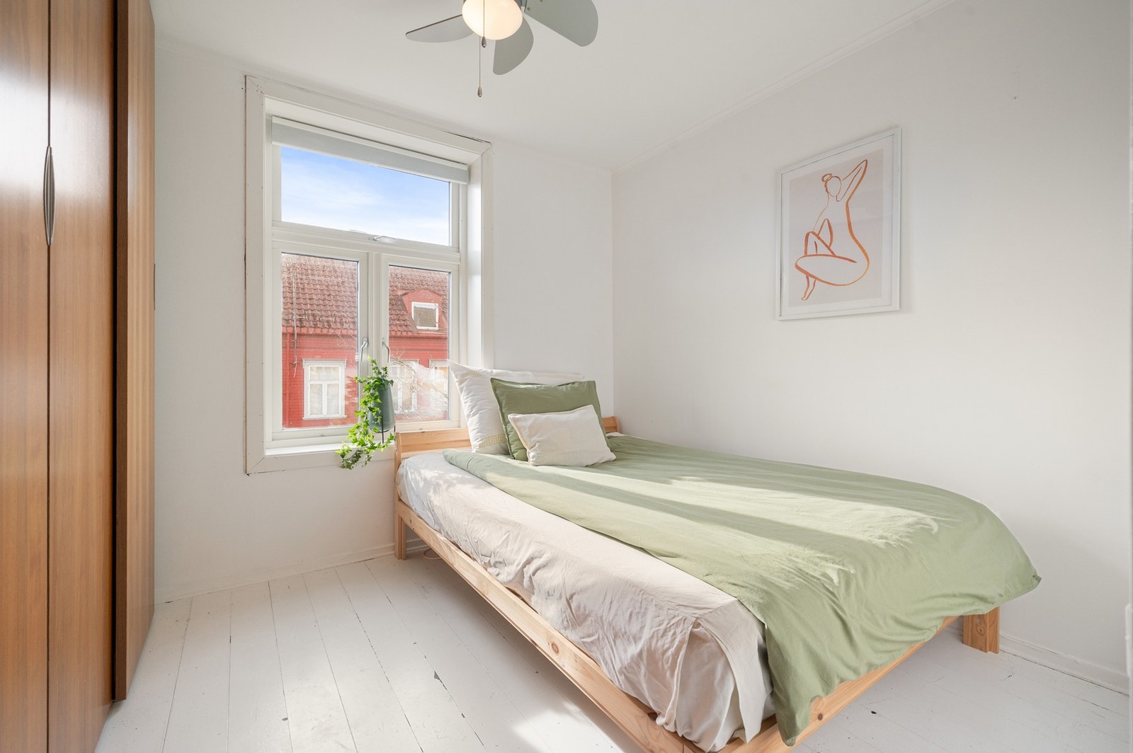 Lyst soverom med vindu som gir godt naturlig lys og en hyggelig romfølelse. God plass til dobbeltseng. Galleribilde