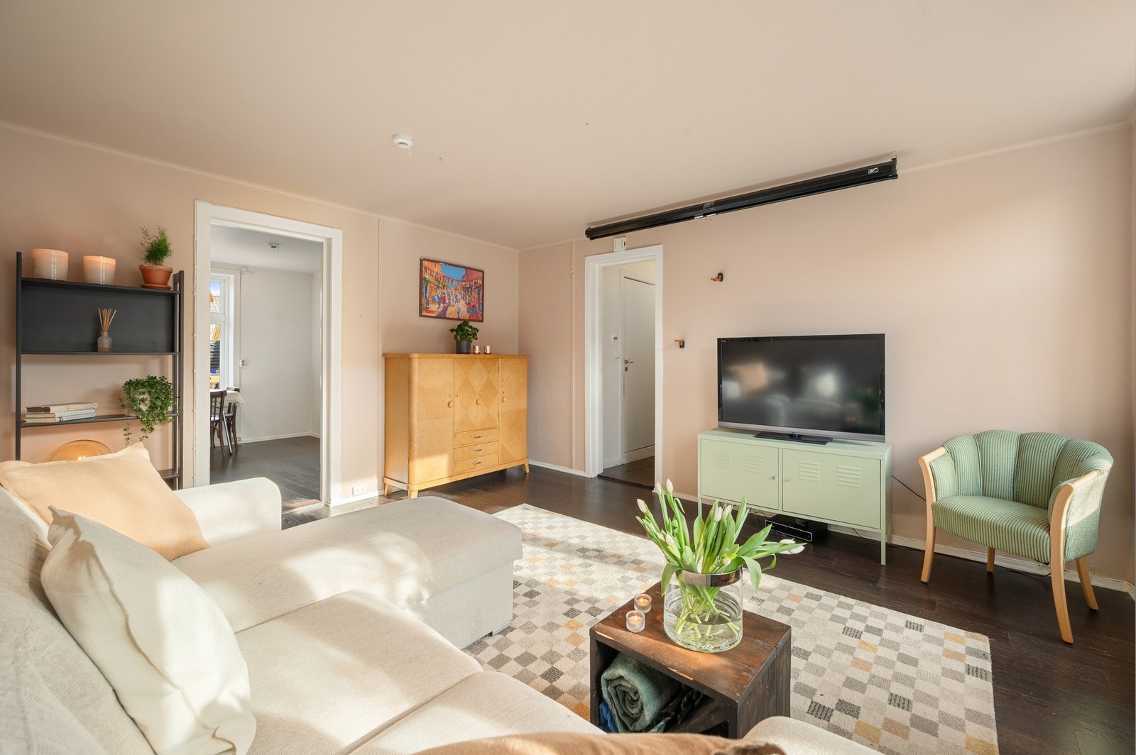 Boligen fremstår som lys og åpen, med god plass til sofagruppe og tilhørende møblement. Galleribilde