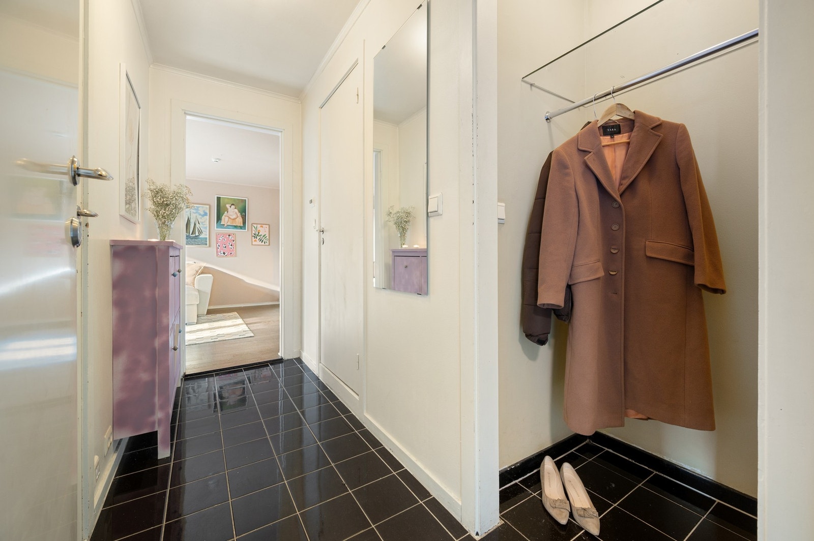 Entréen har en funksjonell utforming med plass til garderobeløsning og oppbevaring. Galleribilde