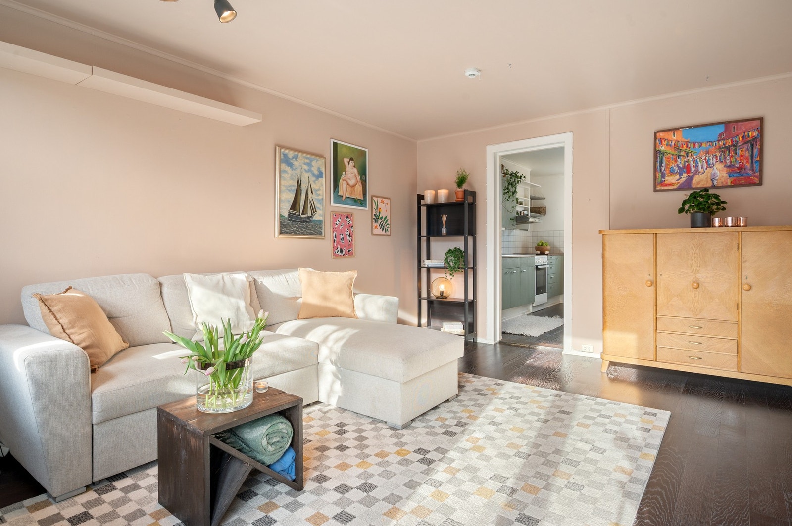 Leiligheten ligger i byggets 3. etasje og har en sentral beliggenhet på Lademoen som er et av Trondheims mest populære boligområder. Galleribilde