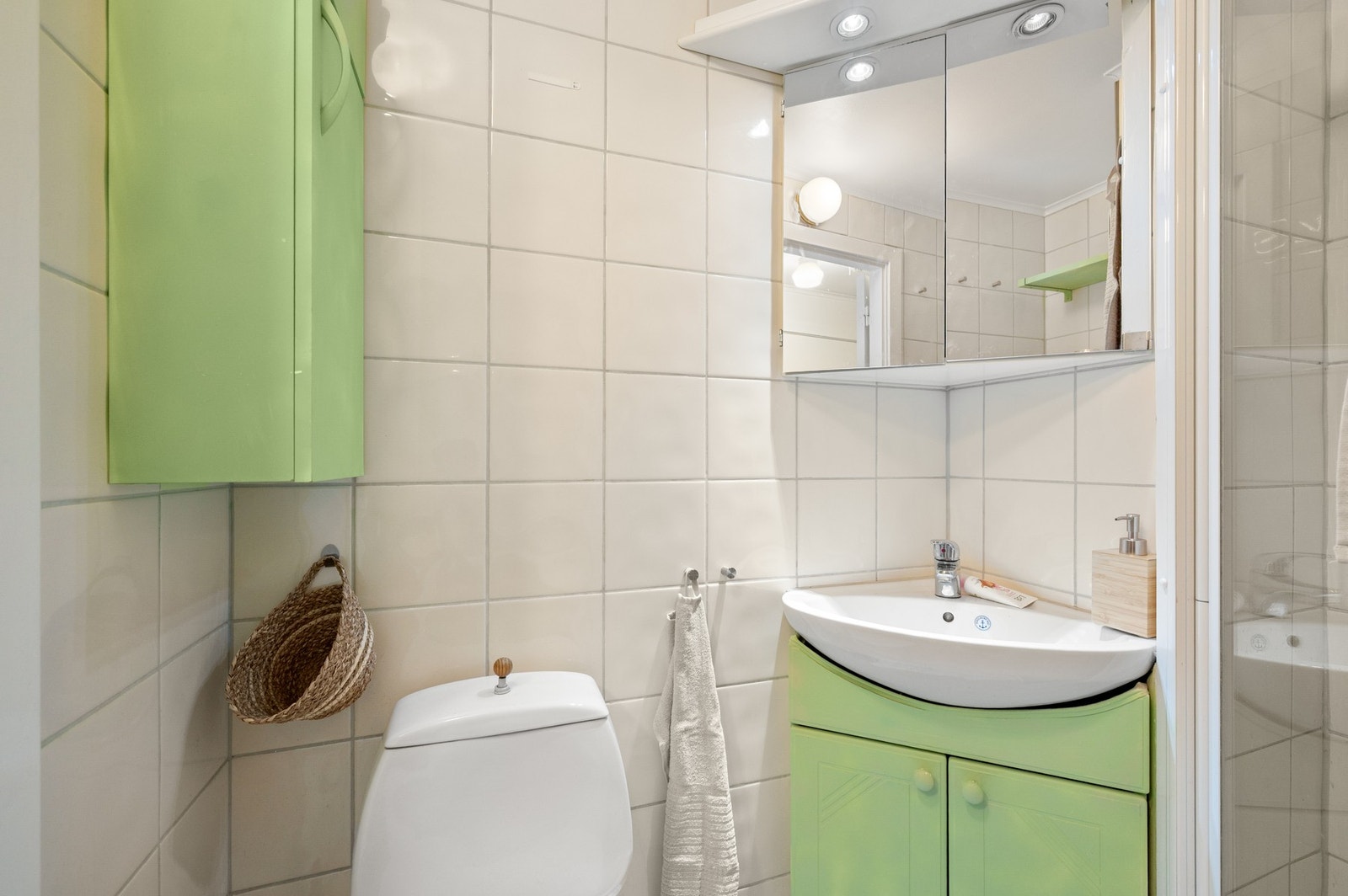 Badet er utstyrt med servantinnredning, speilskap og god oppbevaring. Galleribilde