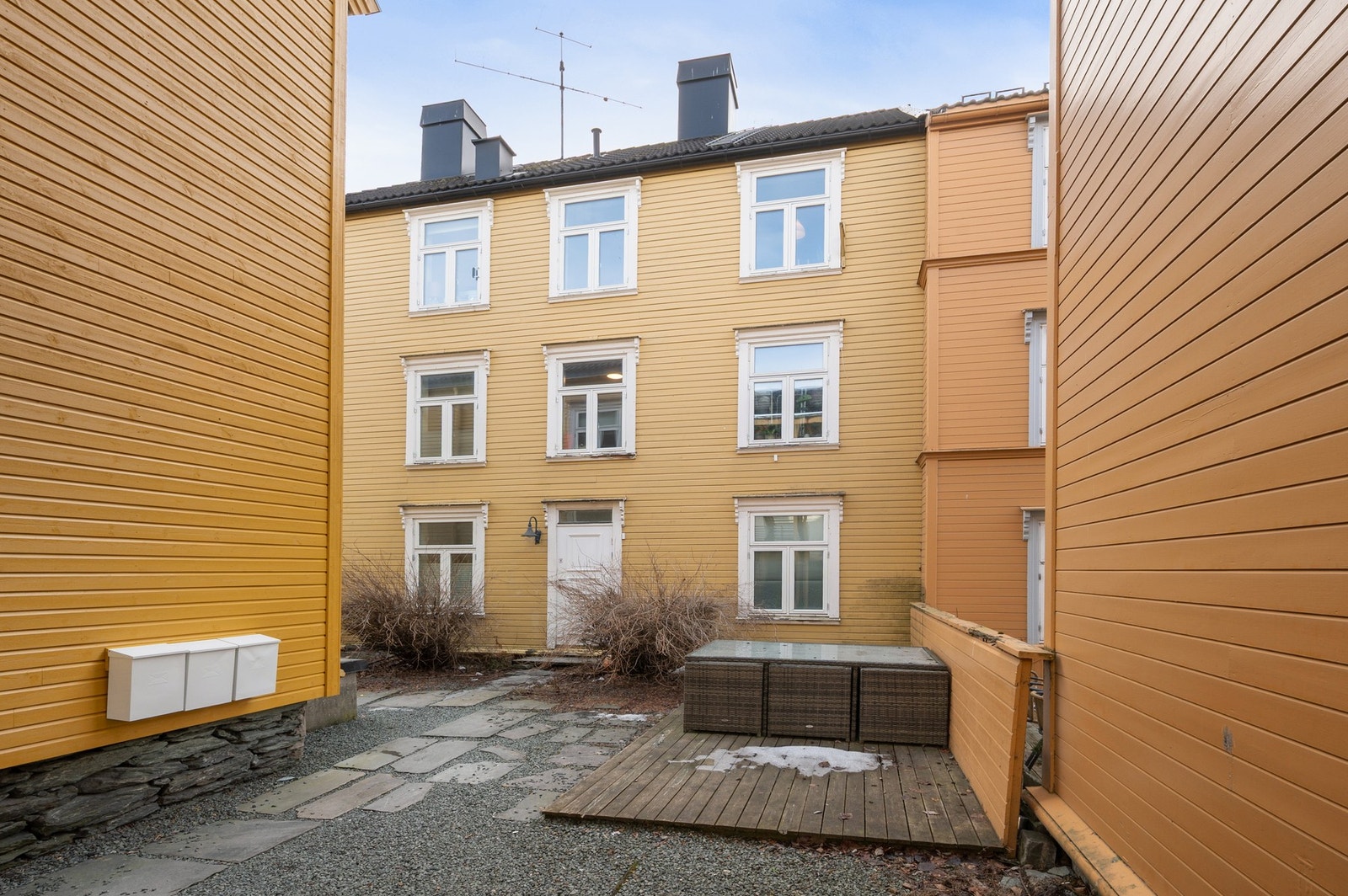 Fra eiendommen er det tilgang til et rolig og skjermet gårdsrom mellom bygningene. Galleribilde