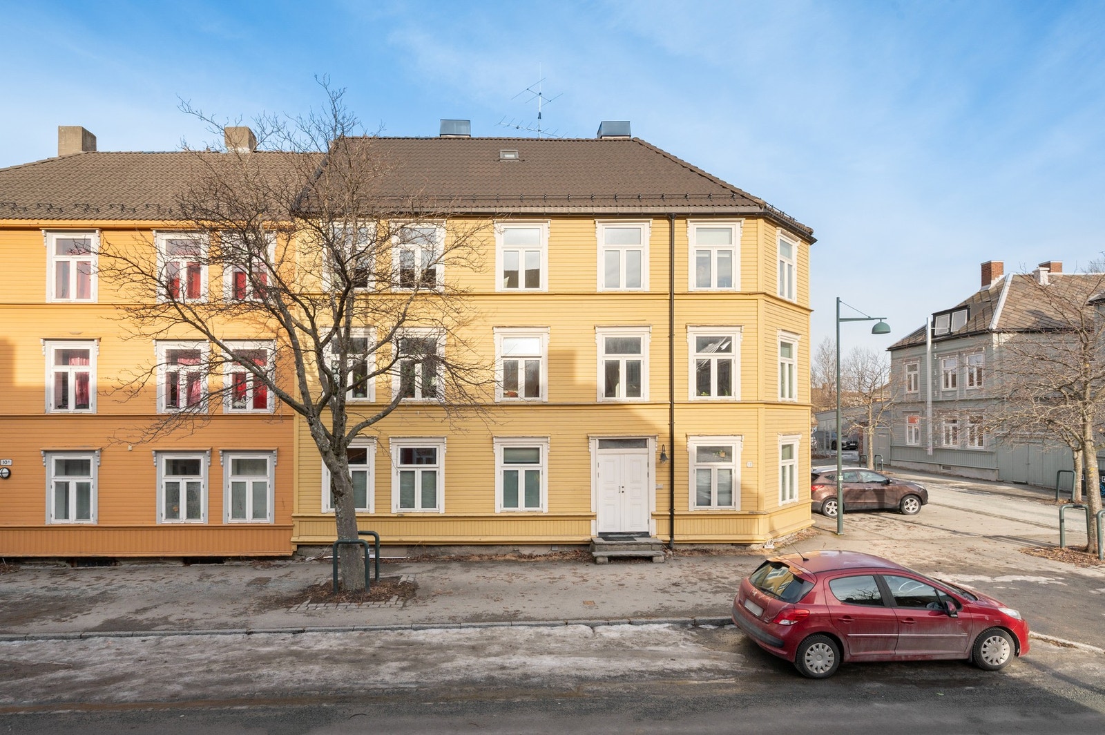 Eiendommen ligger i et etablert boligområde med karakteristisk bebyggelse og hyggelige omgivelser. Galleribilde