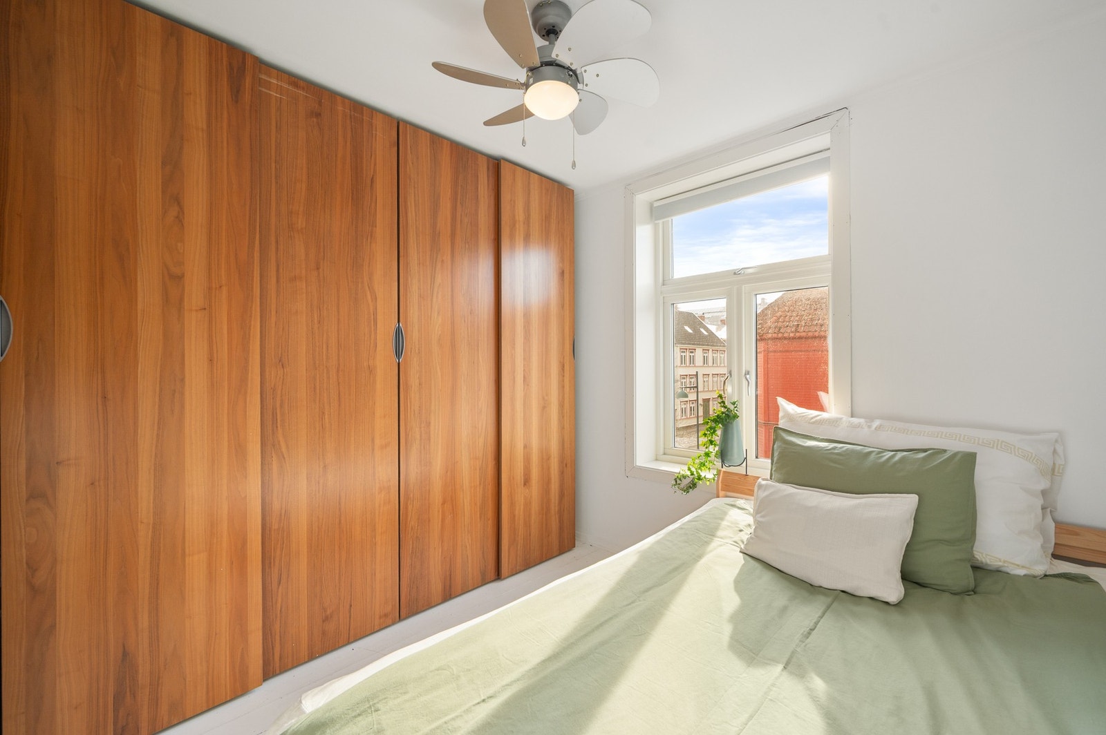 Soverommet har god oppbevaringsplass med romslig garderobeløsning langs veggen. Galleribilde