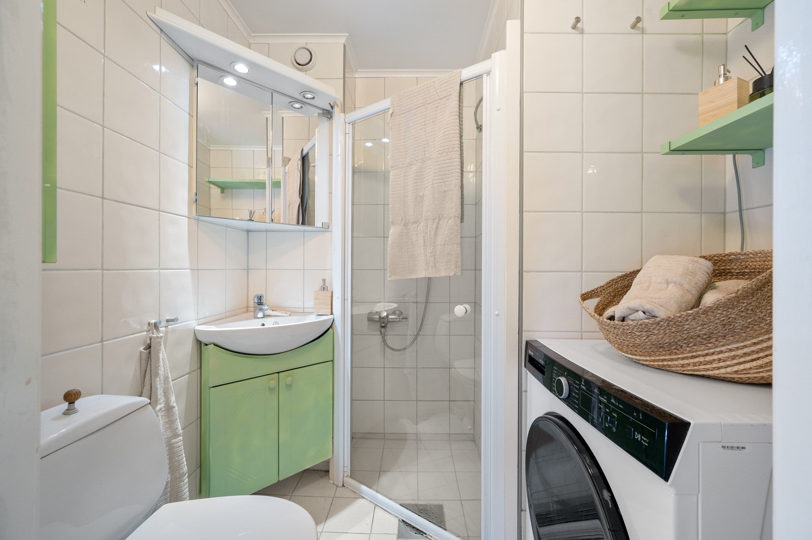 Flislagt bad med dusjhjørne, samt elektriske varmekabler. Galleribilde