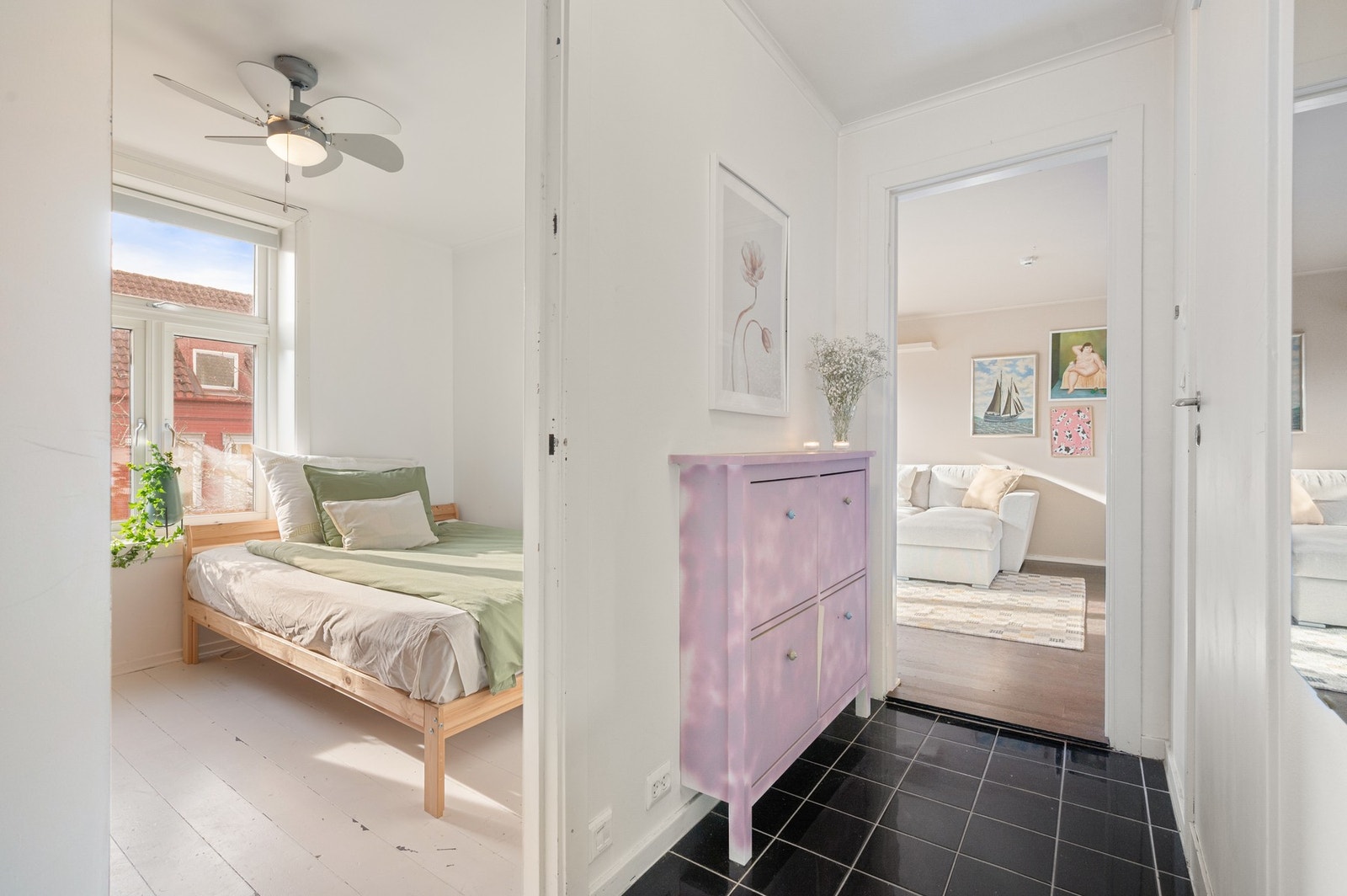 Entréen binder rommene i leiligheten sammen på en praktisk måte, med adkomst til både stue og soverom. Galleribilde