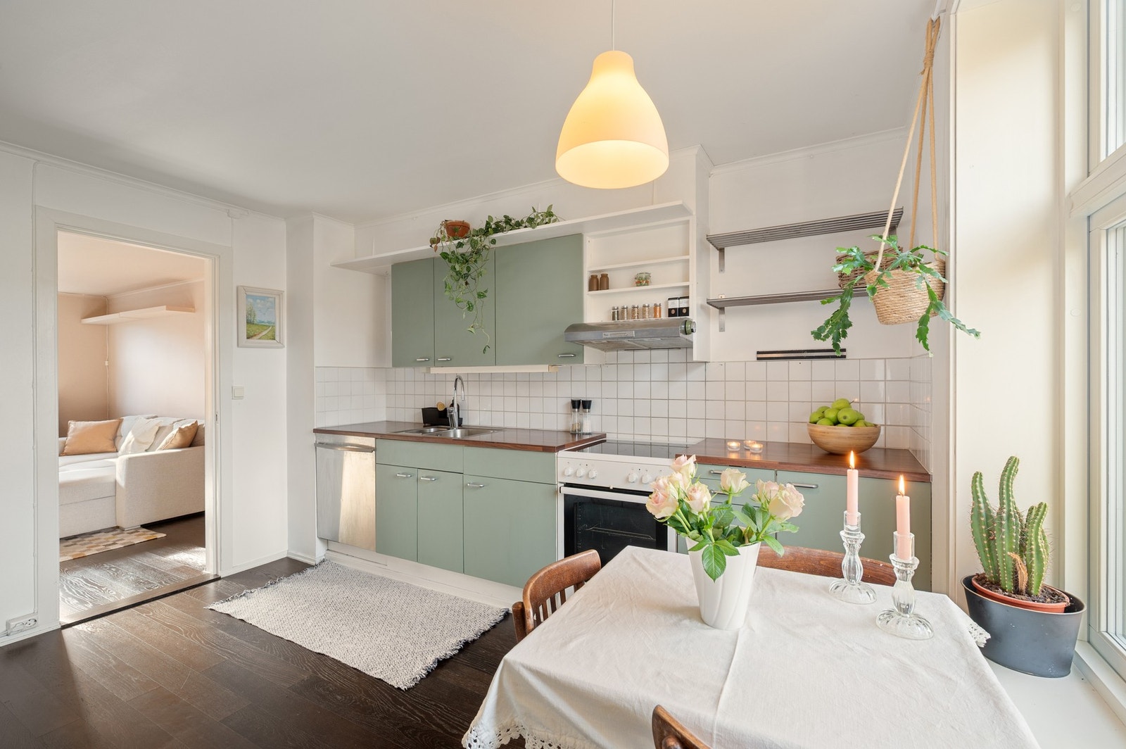 Kjøkkenet har plass til spisebord, noe som gir en hyggelig og sosial sone for måltider i hverdagen. Galleribilde