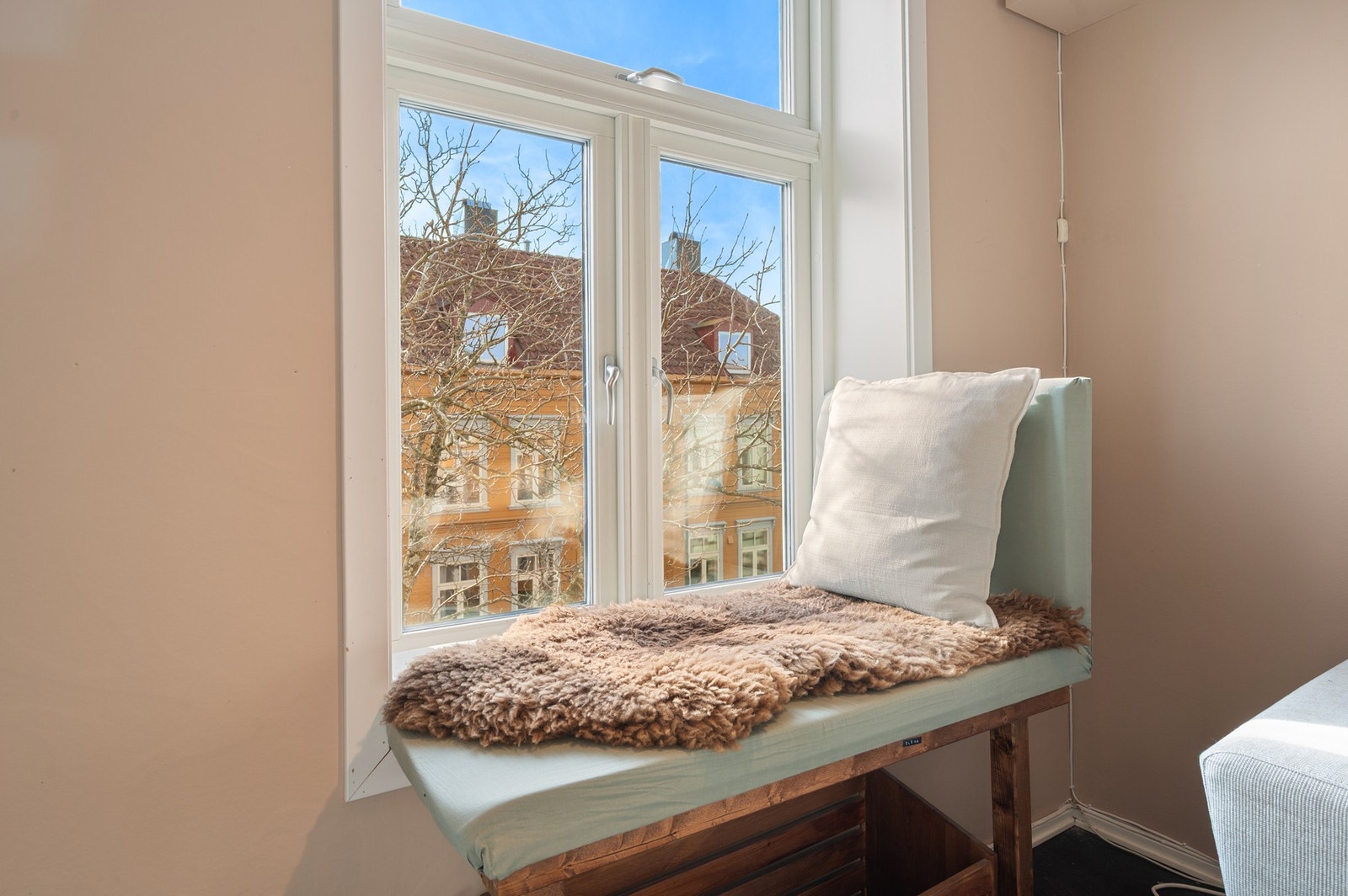 Fra stuen er det fint utsyn gjennom de store vinduene som gir godt lysinnslipp og bidrar til en trivelig romfølelse. Galleribilde