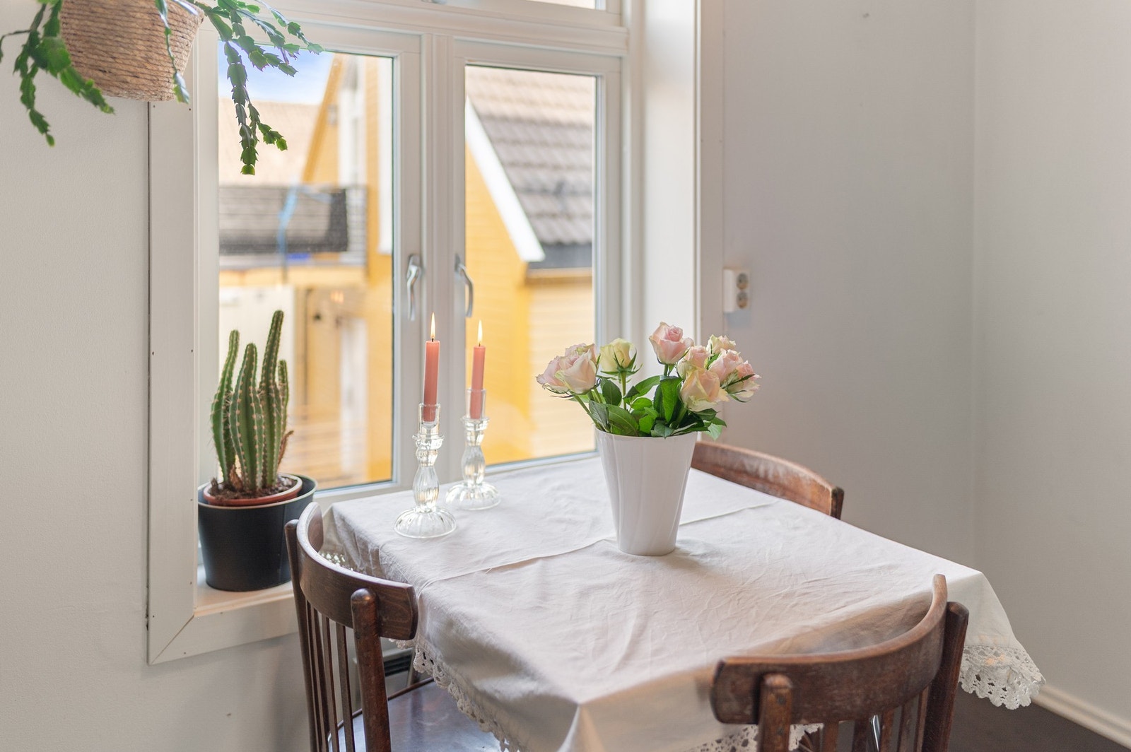 Kjøkkenet har store vindusflater som slipper inn rikelig med naturlig lys. Galleribilde