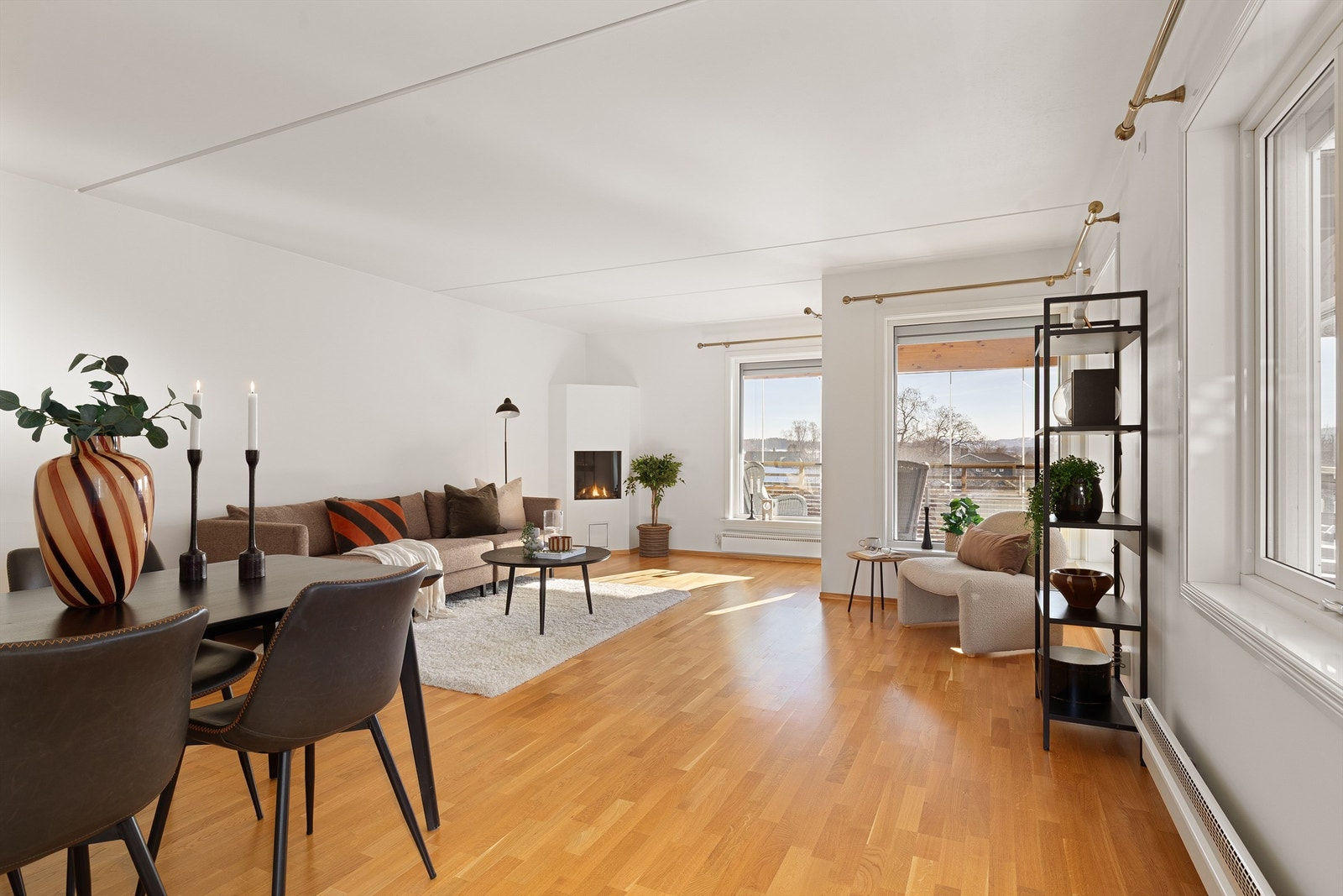 God plass til både sofagruppe og spisestue i i stuen Galleribilde