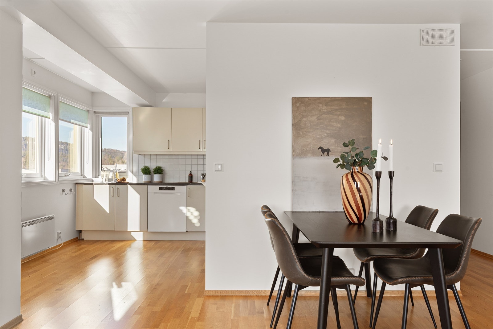 Fra spisestue mot kjøkkenet - Det er også plass til et lite kjøkkenbord på kjøkkenet om ønskelig Galleribilde