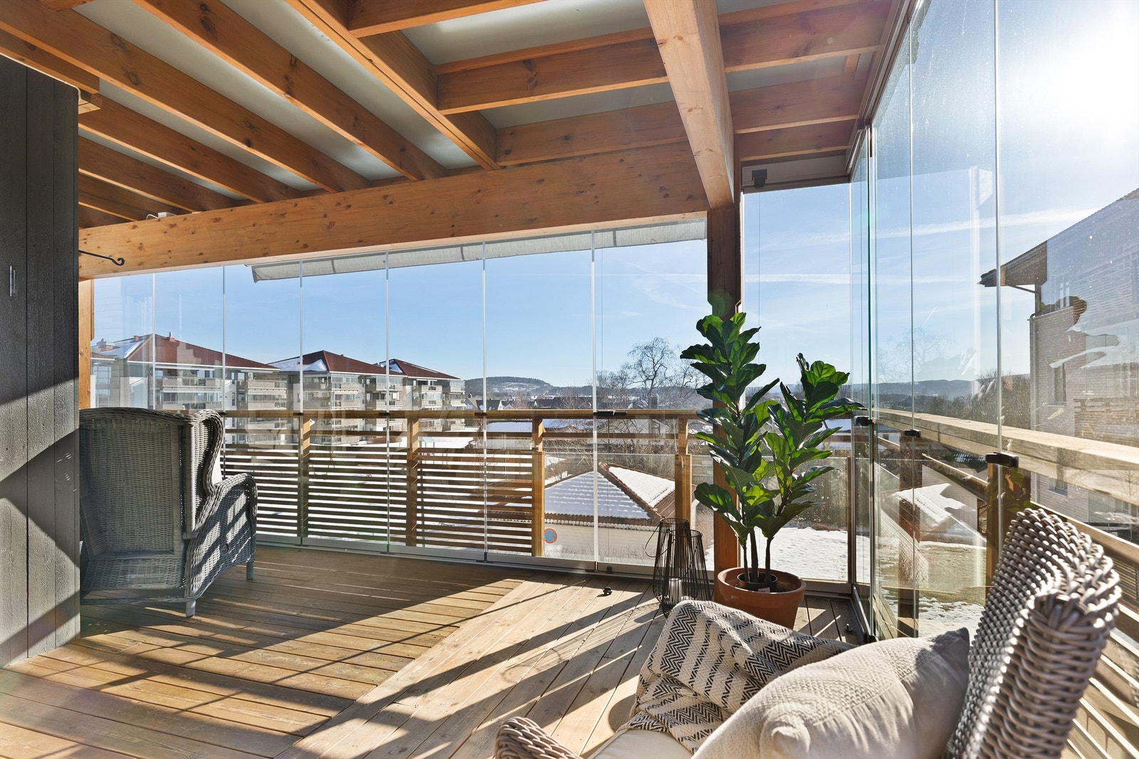 Det er god plass til flere sittegrupper på terrassen Galleribilde