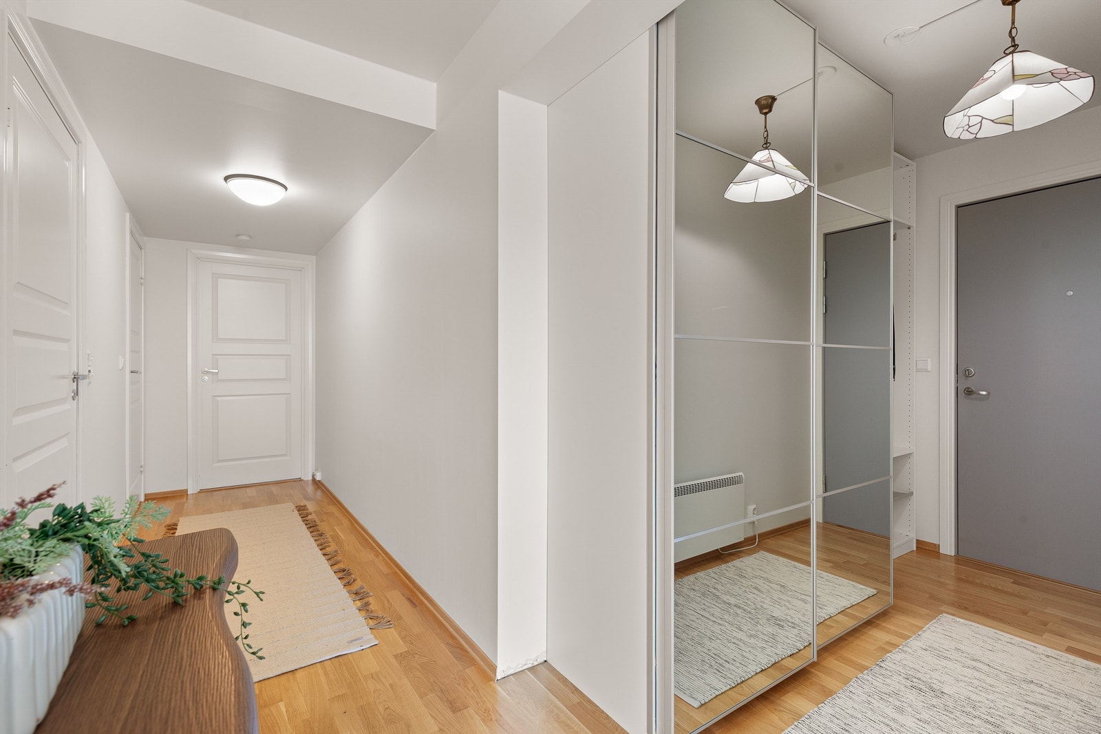 Entre med speilgarderobe Galleribilde