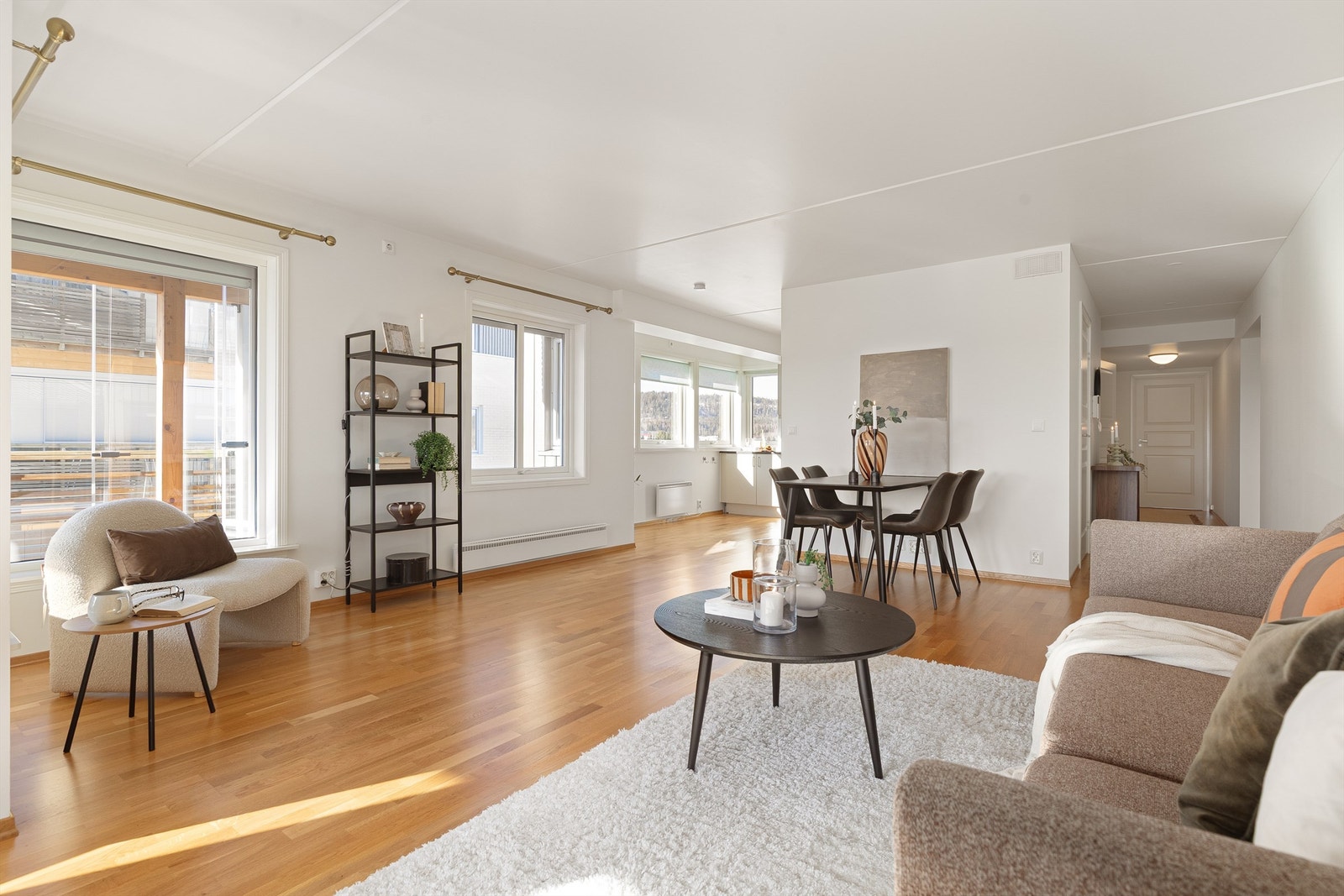 Fra stue mot kjøkken - God plass til sofagruppe, spisebord med mer Galleribilde