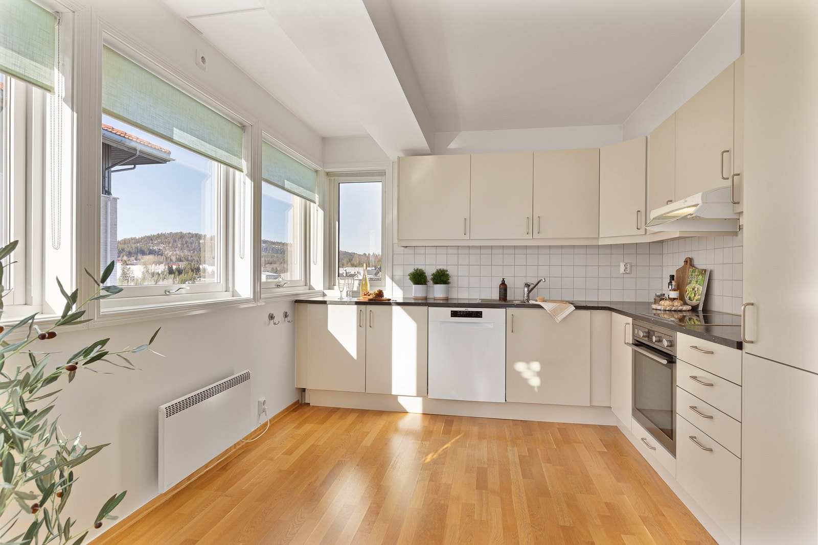 Det er også plass til et lite kjøkkenbord på kjøkkenet om ønskelig Galleribilde