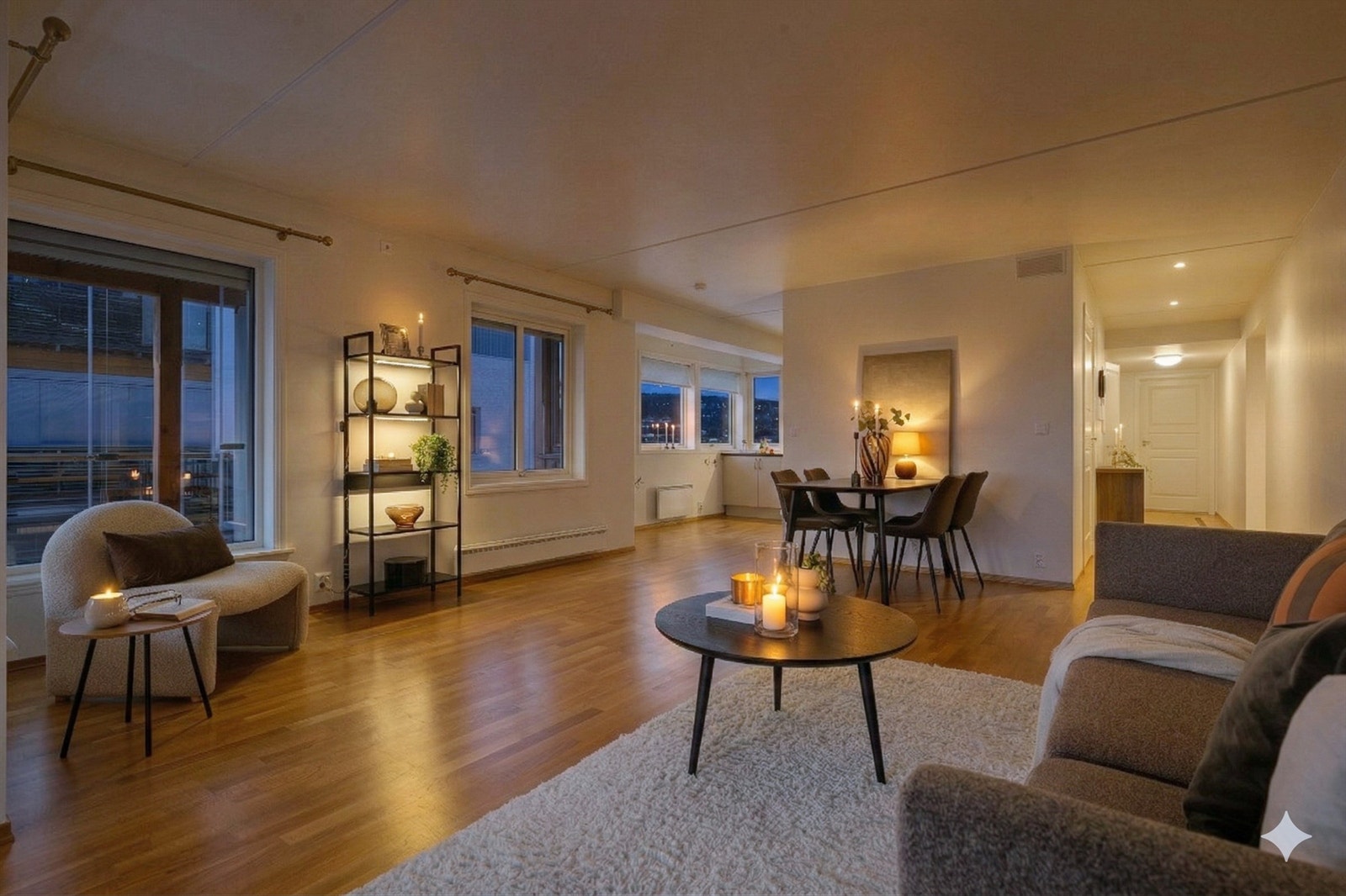 Åpen og luftig løsning mellom stue og kjøkken Galleribilde