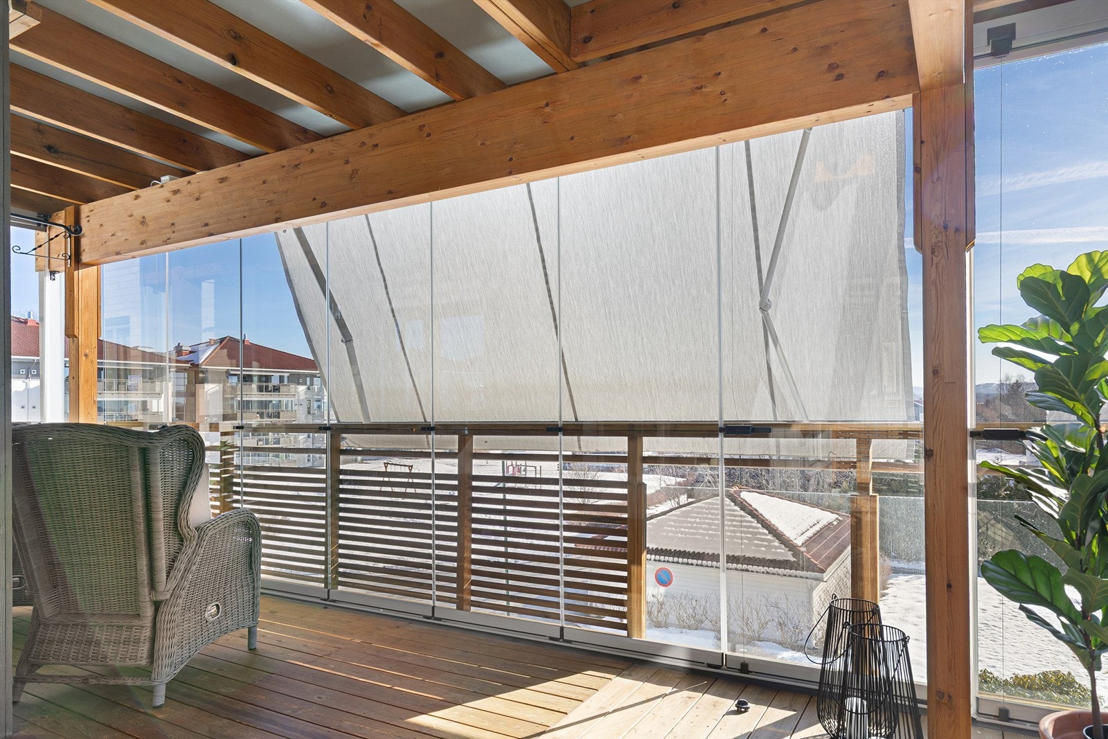 Stor innglasset terrasse utenfor stuen - Flere av vinduene kan åpnes/skyves - I tillegg er det en stor markise Galleribilde