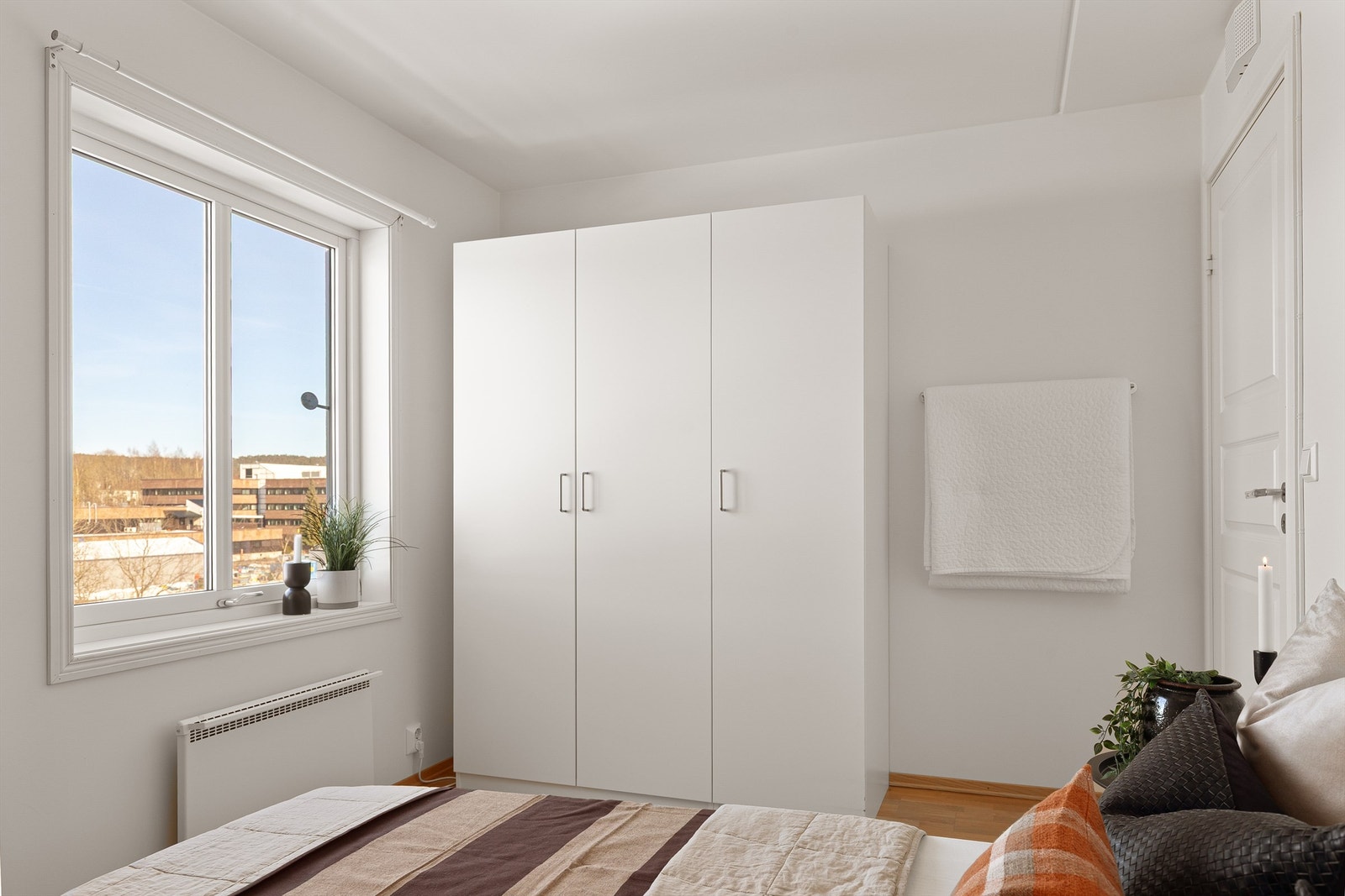 Soverom 1 med garderobeskap Galleribilde