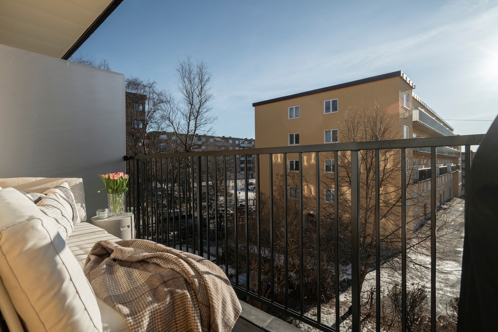 Leiligheten har god internbeliggenhet i byggets 3. etasje og ligger usjenert til. Galleribilde