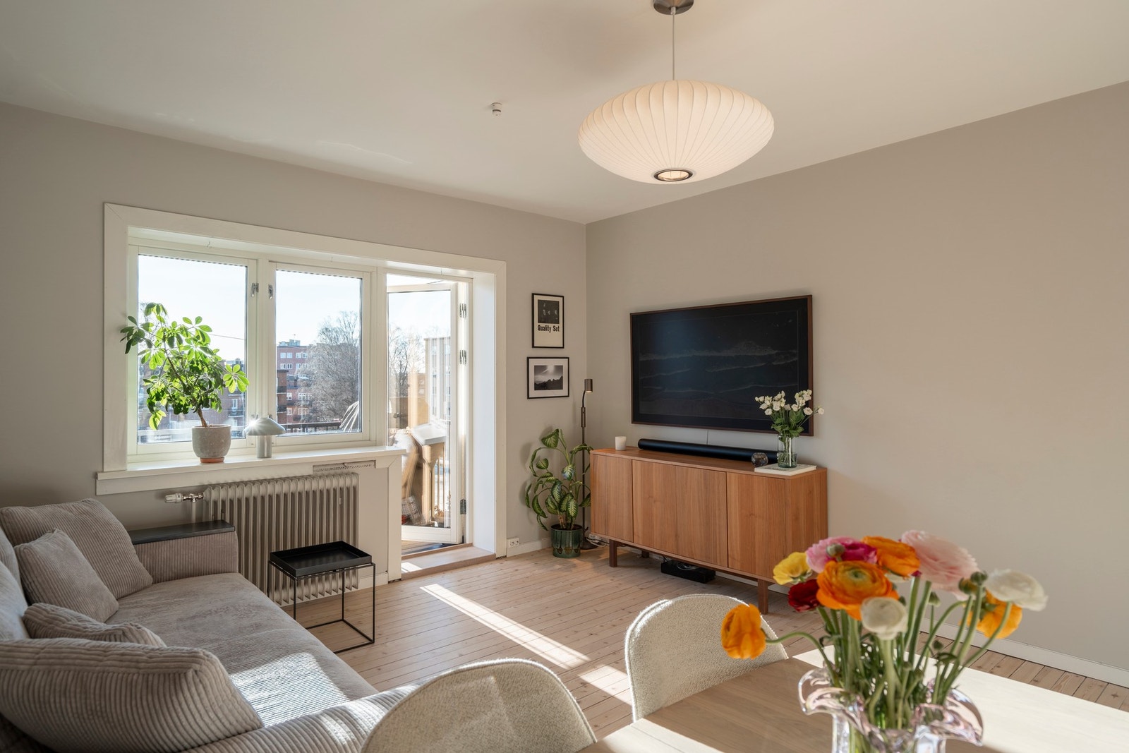 Det er en lys og gjennomgående planløsning. Galleribilde