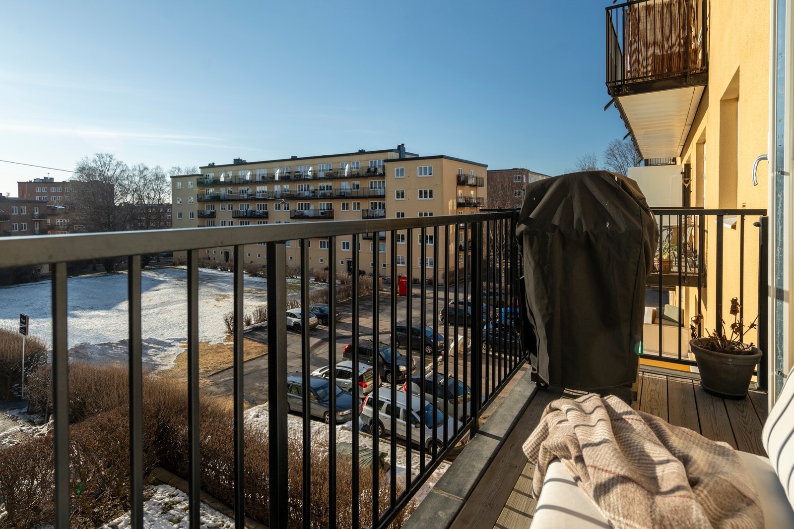 Meget gode solforhold fra ca. kl. 11-21 på sommerstid i følge selger. Galleribilde