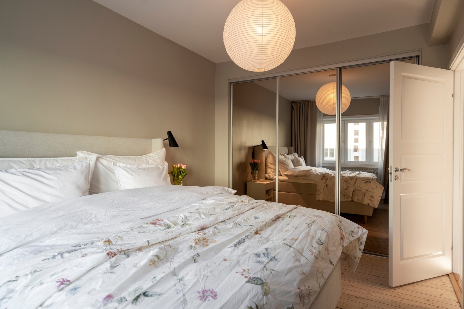 Rikelig med oppbevaringsplass i skyvedørsgarderobe. Galleribilde