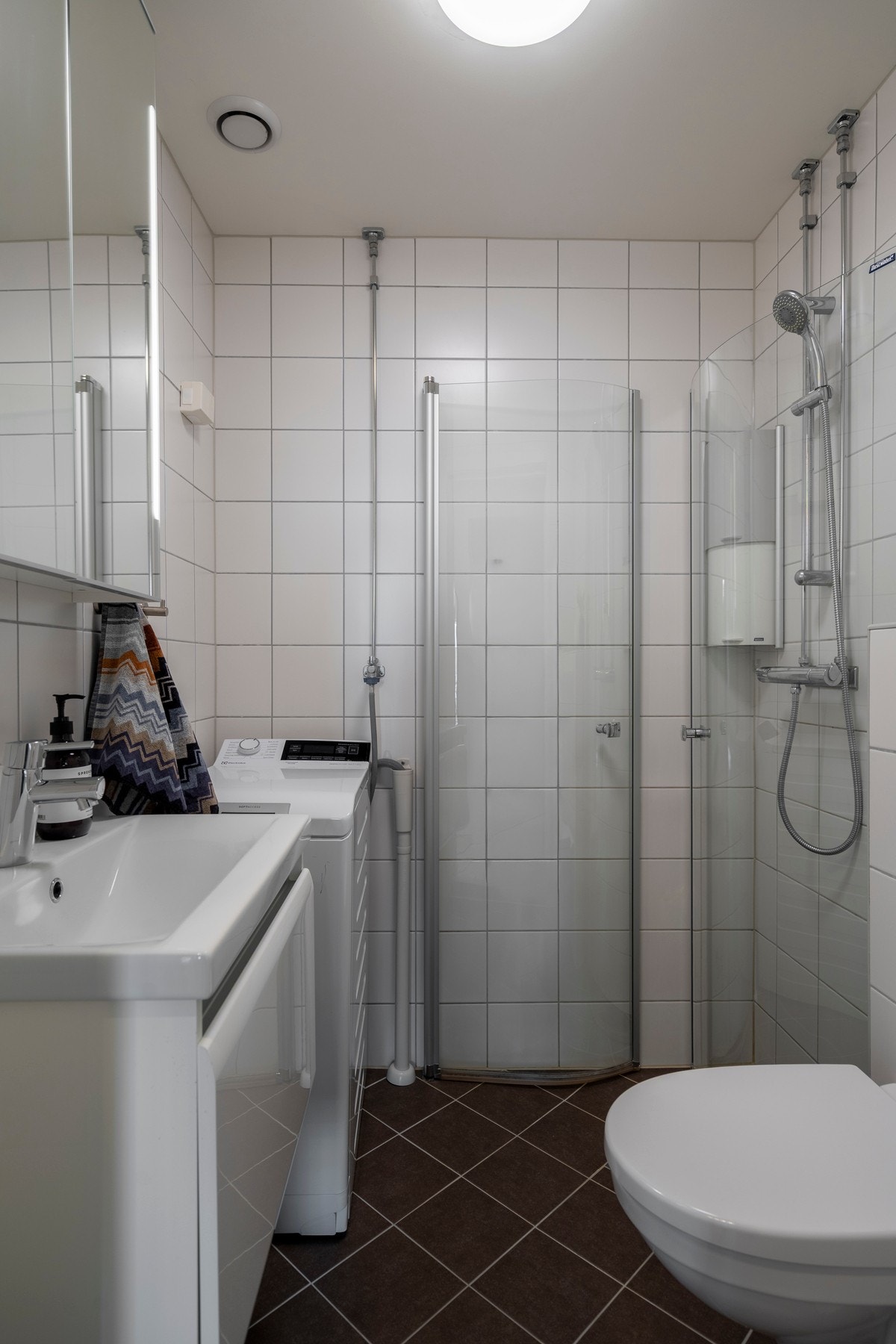 Pent helfliset bad med gulvvarme. Galleribilde