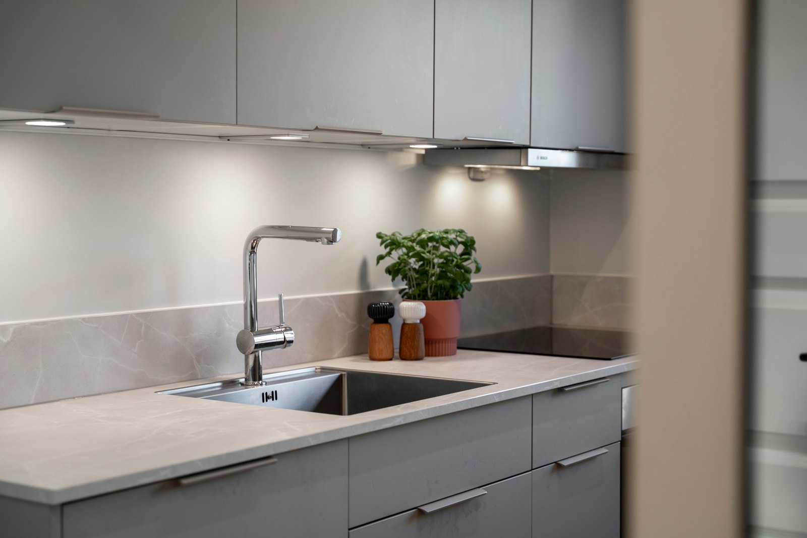 Det er en fin kombinasjon av skap- og benkeplass for både oppbevaring og matlaging. Galleribilde