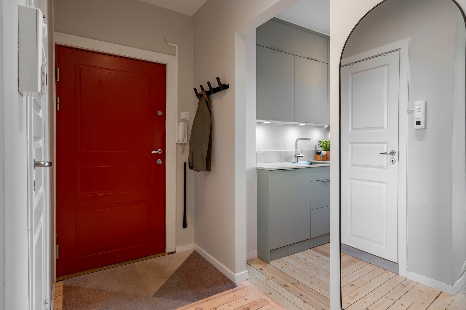 Romslig entré med plass for klesoppheng og oppbevaring av sko. Galleribilde