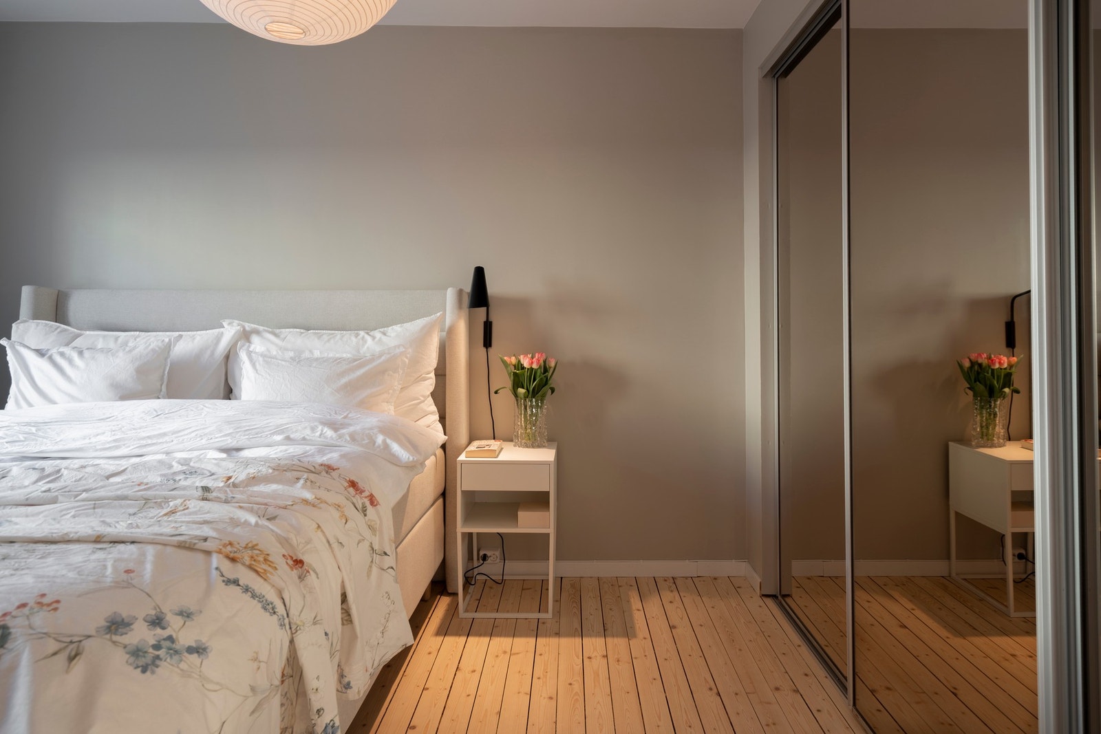 God plass til stor dobbeltseng og tilhørende nattbord. Galleribilde