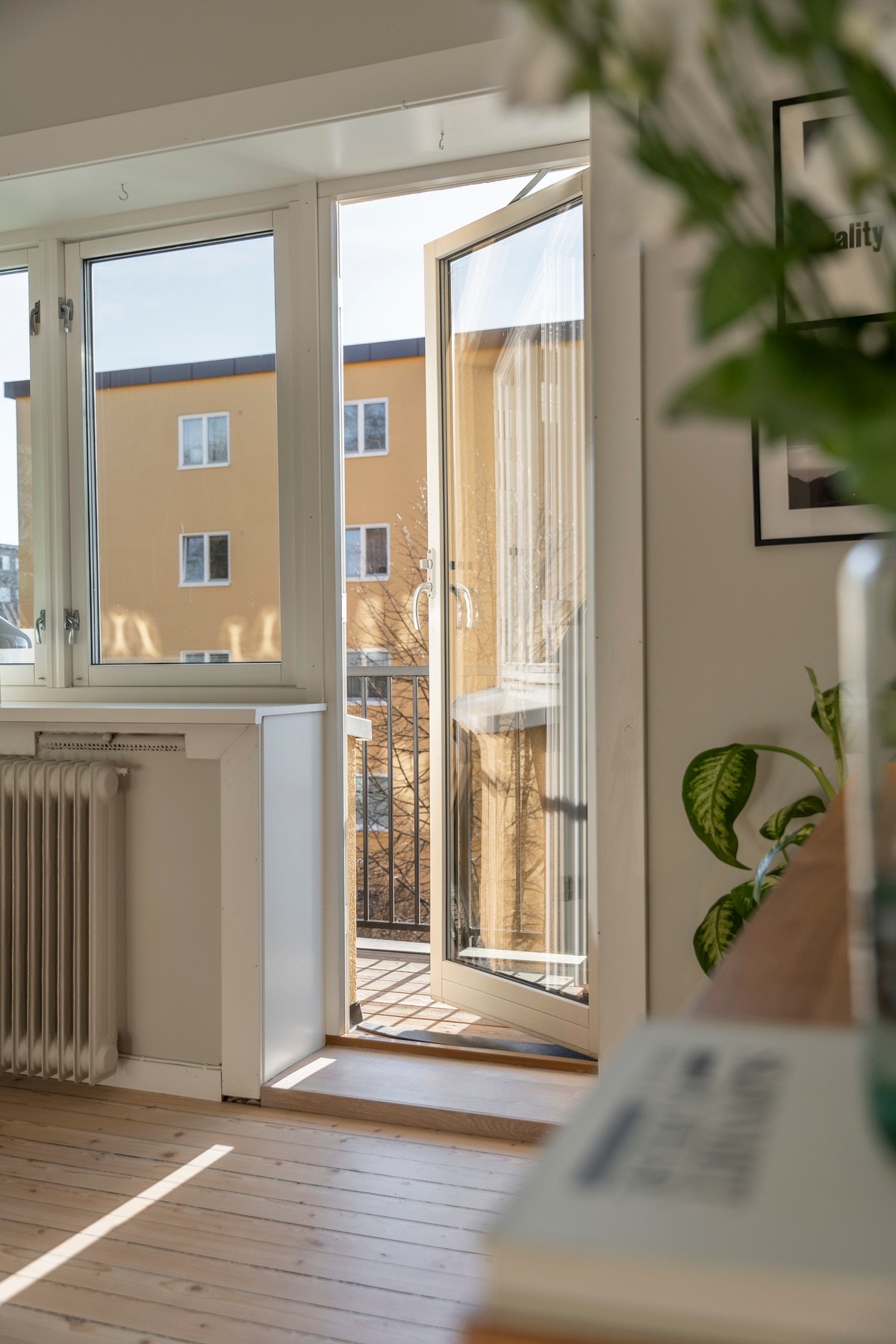 Fra stuen er det utgang til balkong. Galleribilde