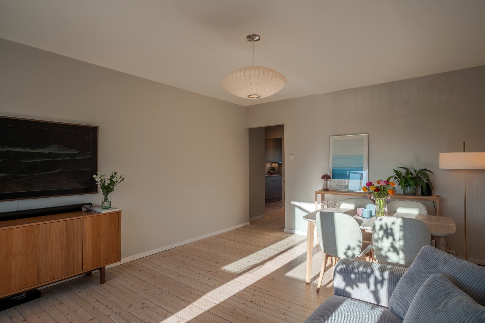 Oppholdsrommet er lyst og luftig. Galleribilde